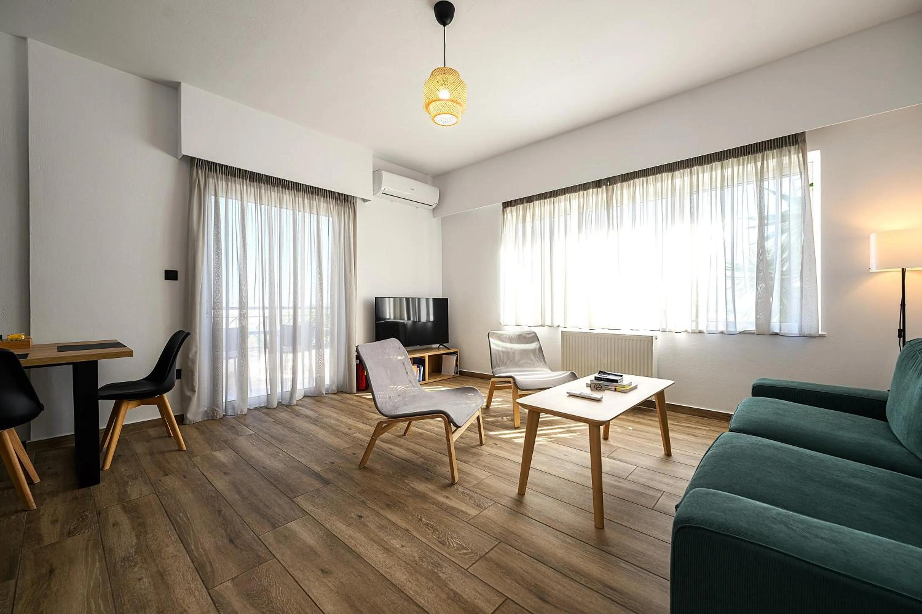 TV and multimedia in Alexander Apartments Airport