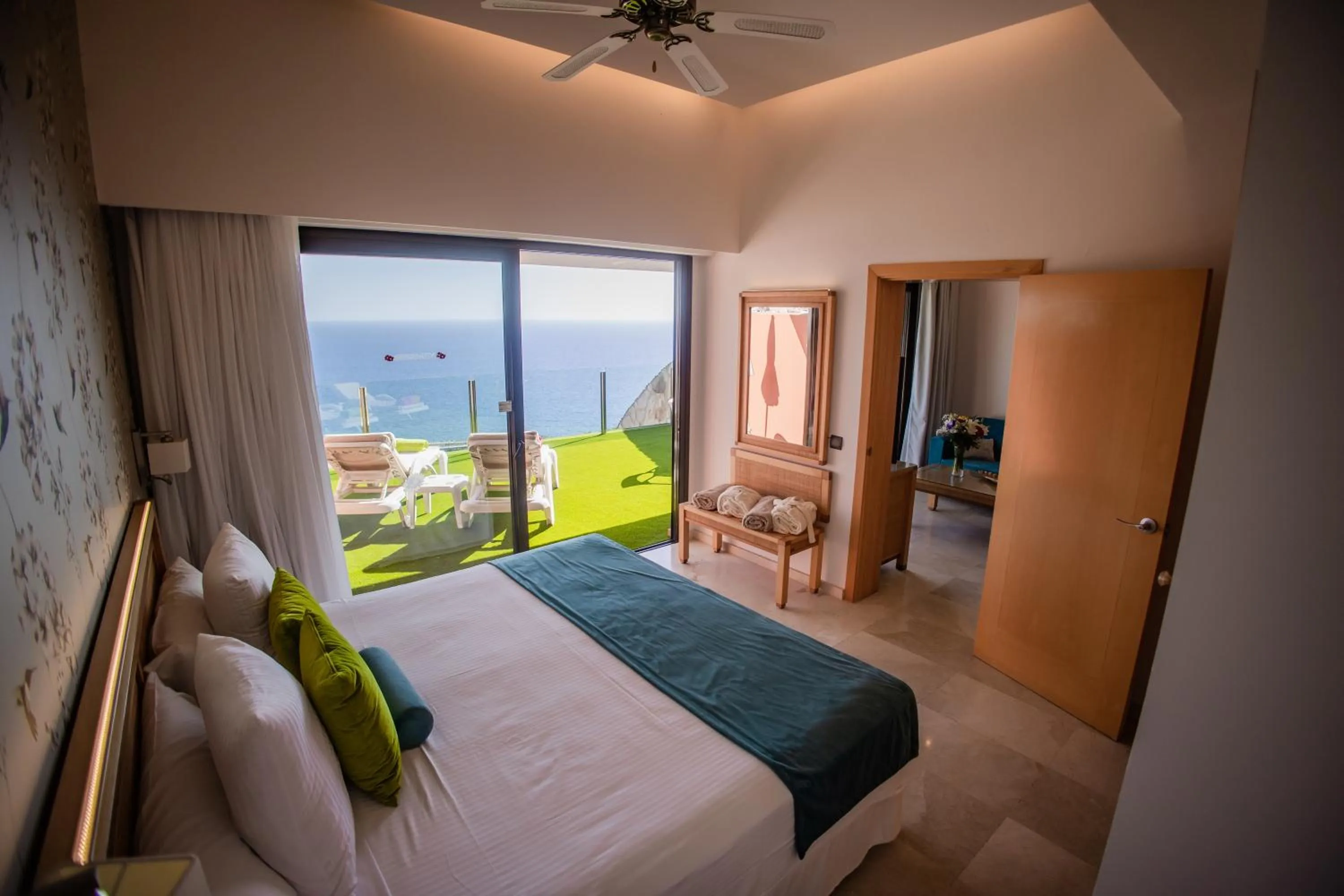 Photo of the whole room, Bed in Serenity Amadores