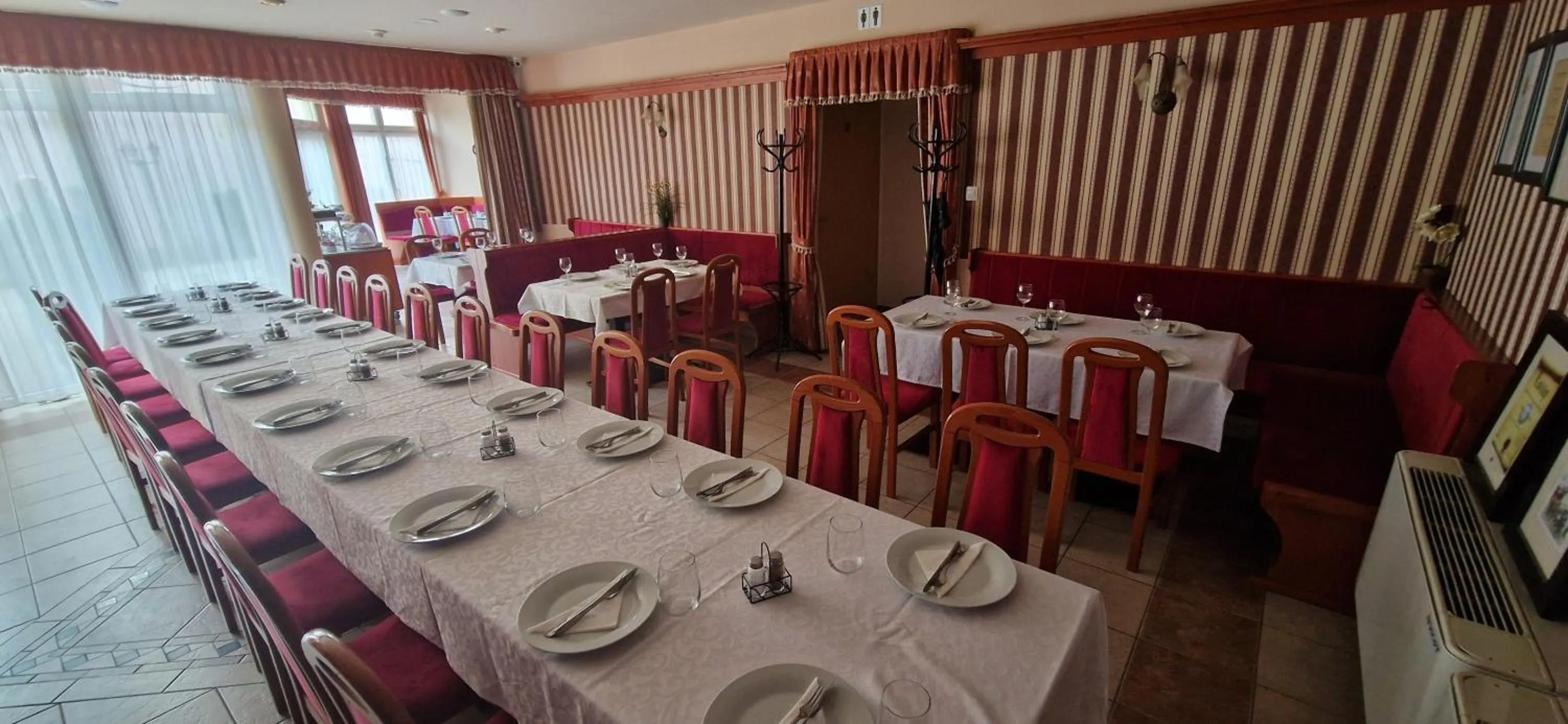 Restaurant/places to eat in Hotel Patonai