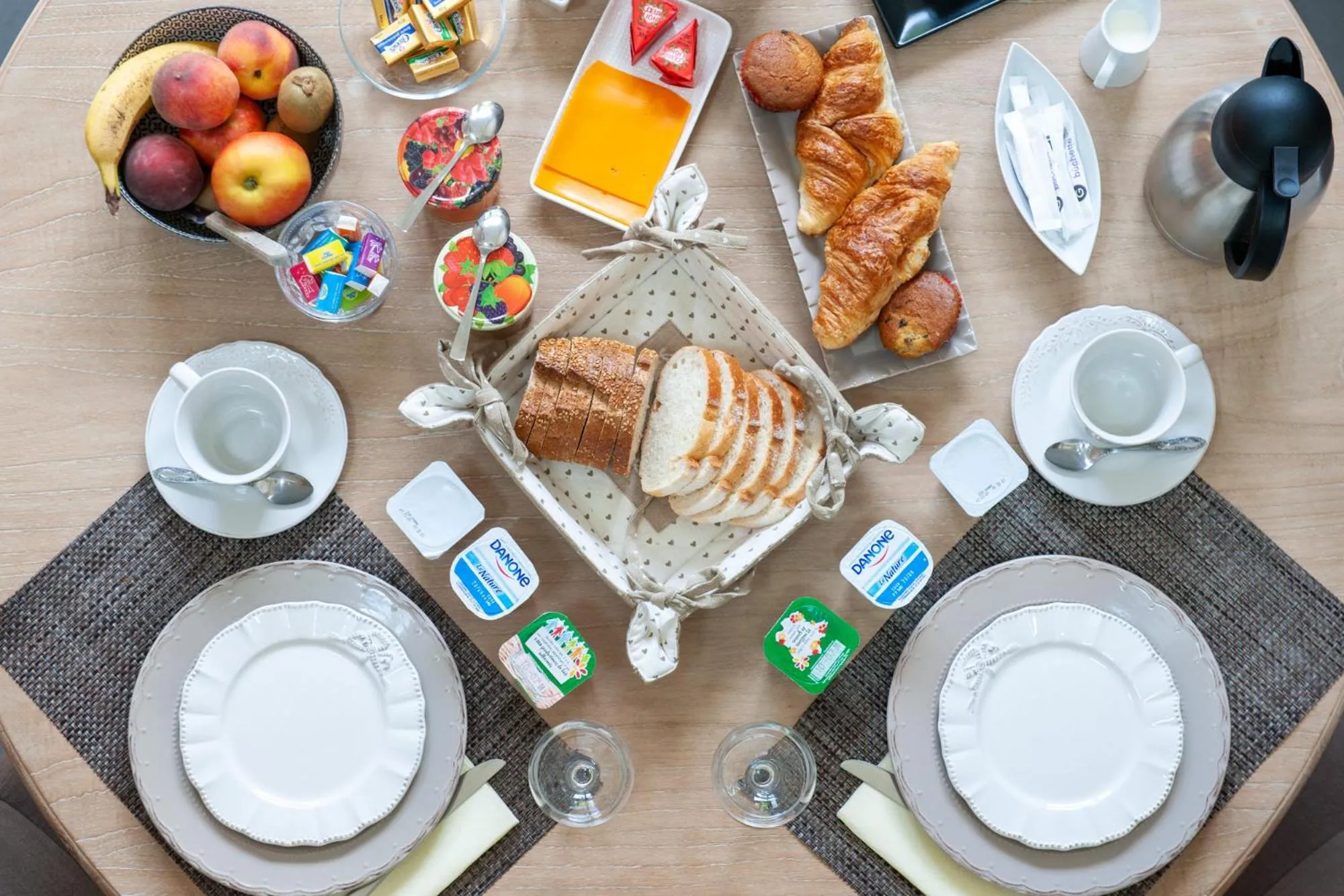 Continental breakfast in L'Heure Bleue gîtes et chambres d'hôtes