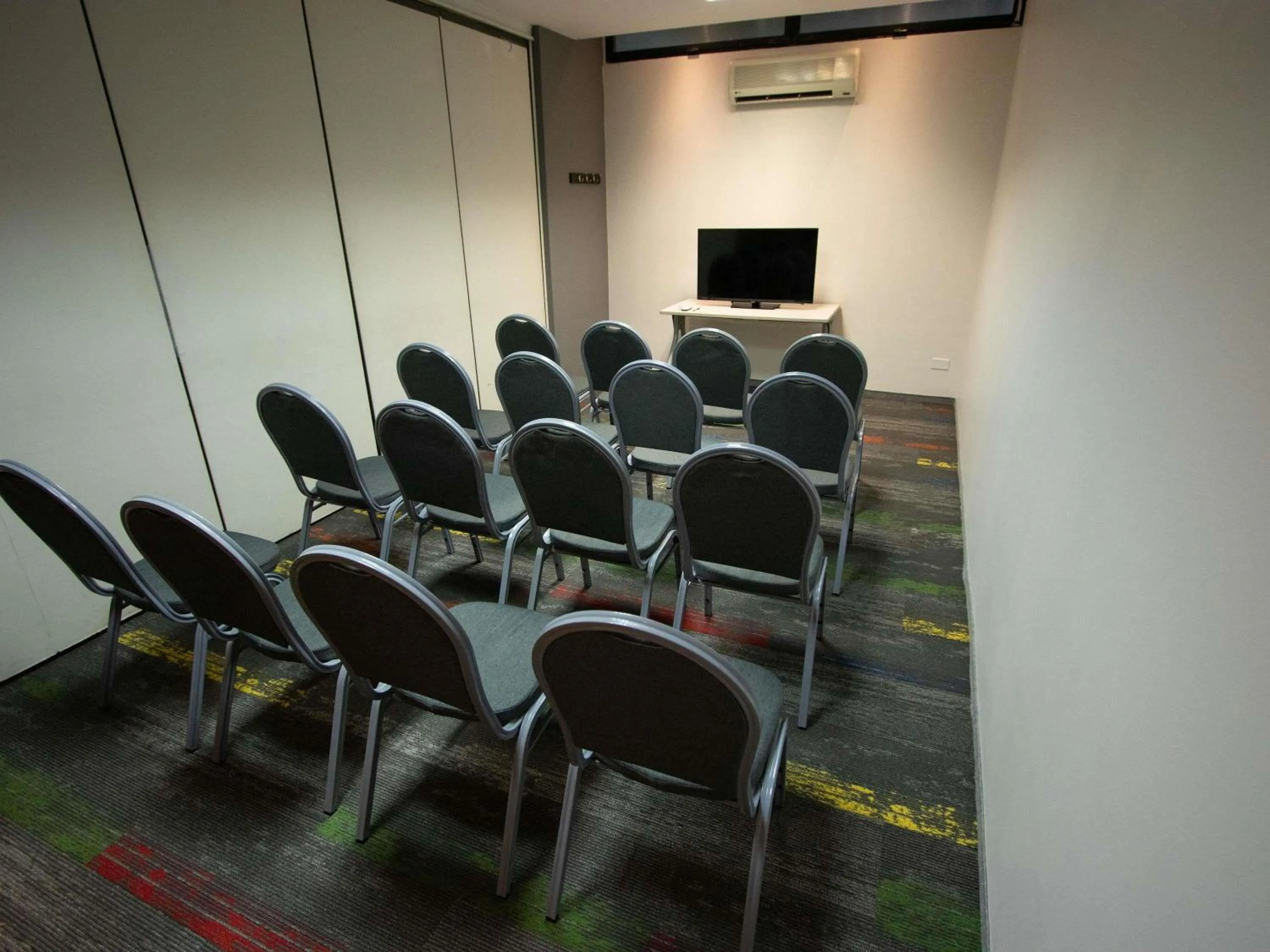 Meeting/conference room in ibis Montevideo Rambla