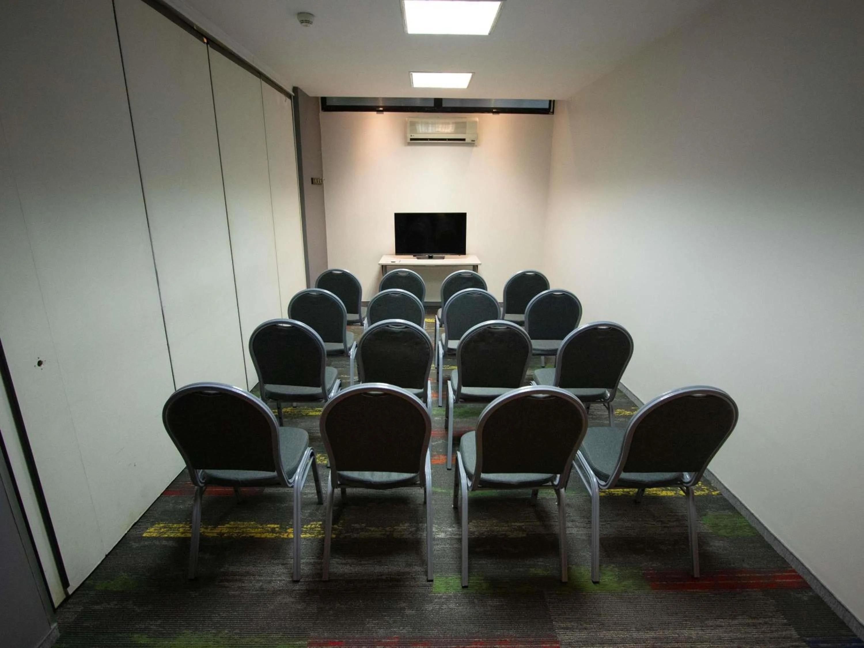 Meeting/conference room in ibis Montevideo Rambla