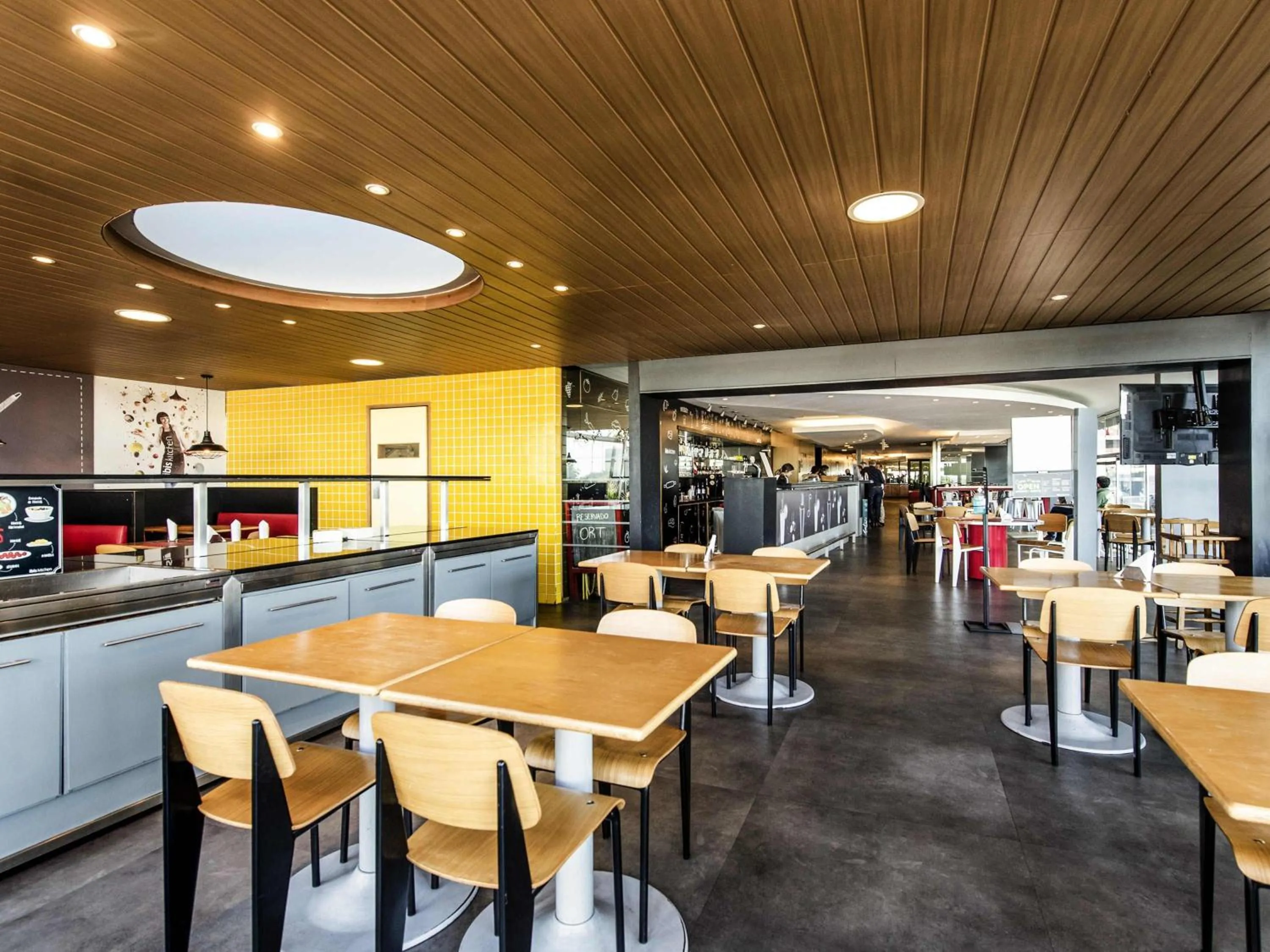 Restaurant/places to eat in ibis Montevideo Rambla