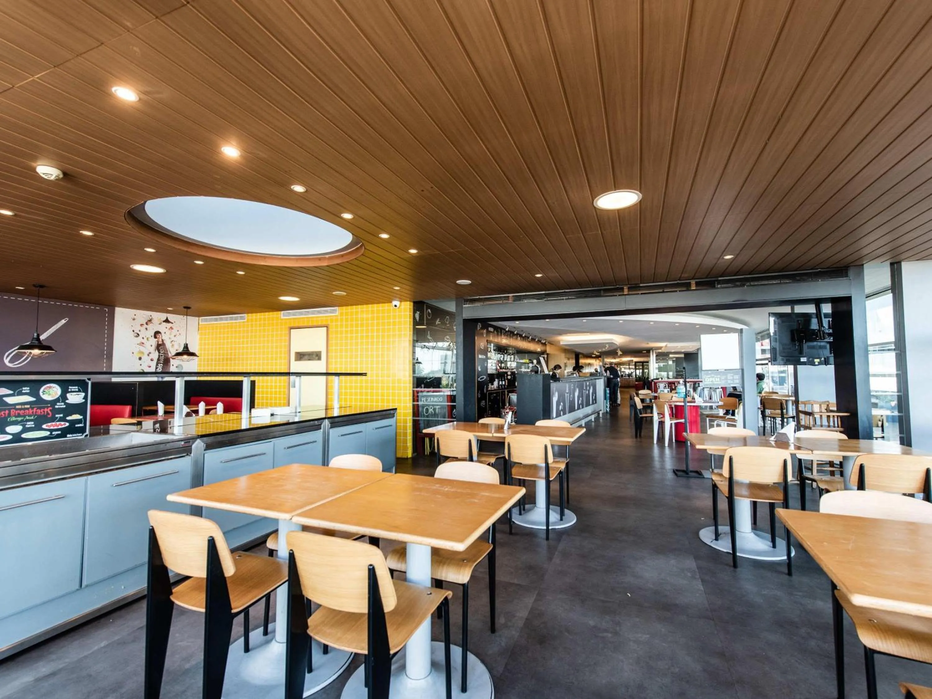 Restaurant/places to eat in ibis Montevideo Rambla