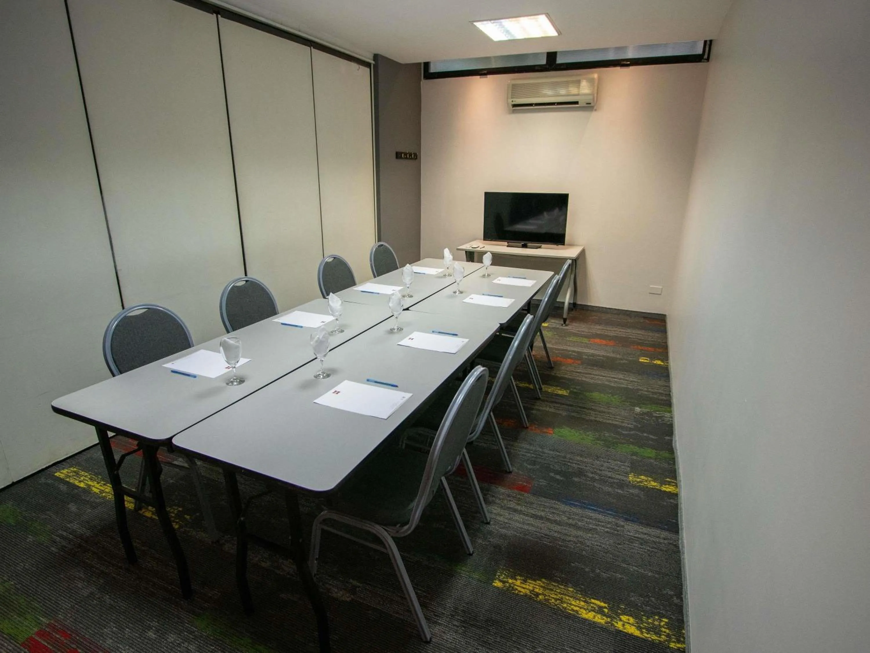Meeting/conference room in ibis Montevideo Rambla