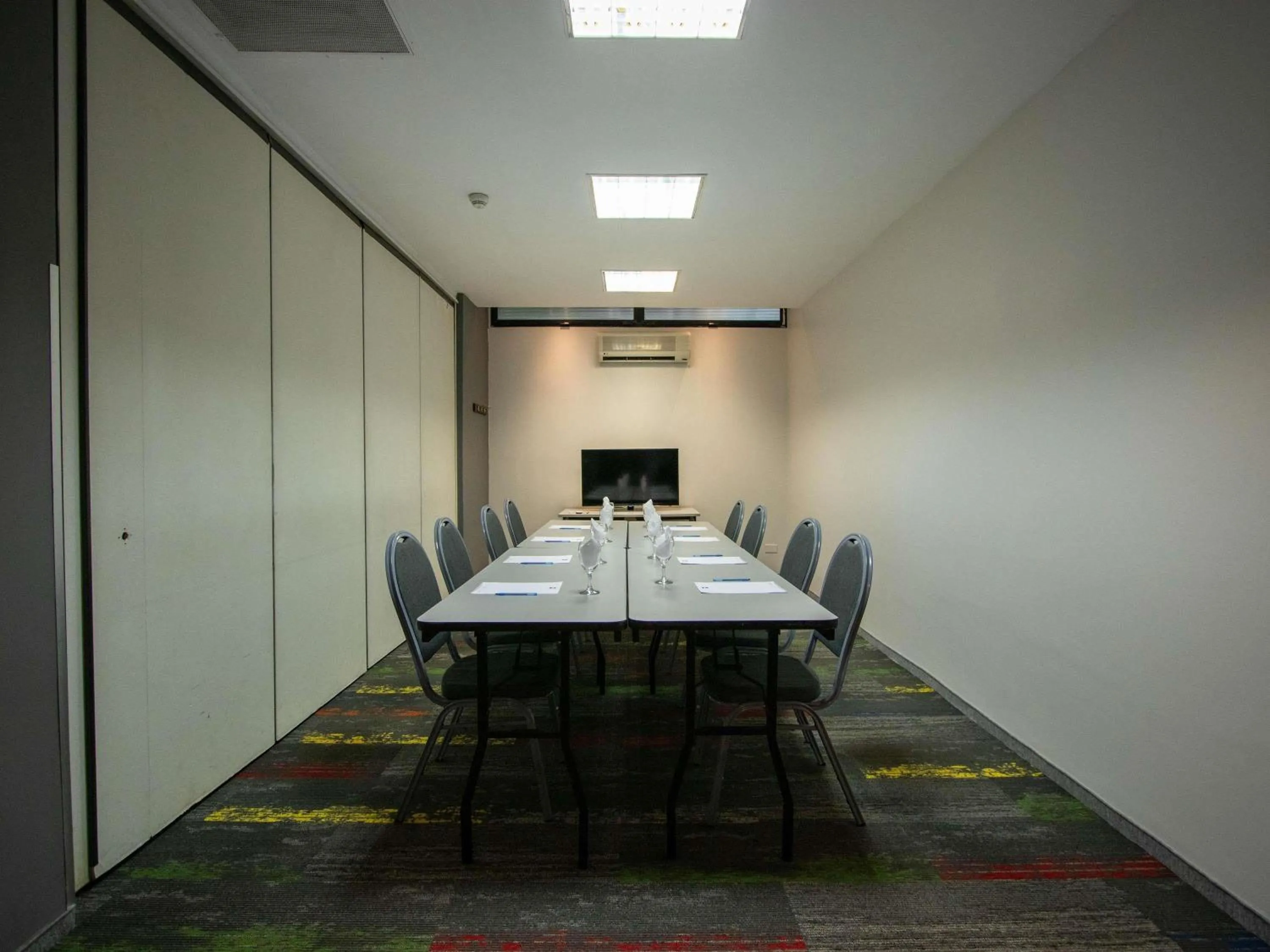 Meeting/conference room in ibis Montevideo Rambla