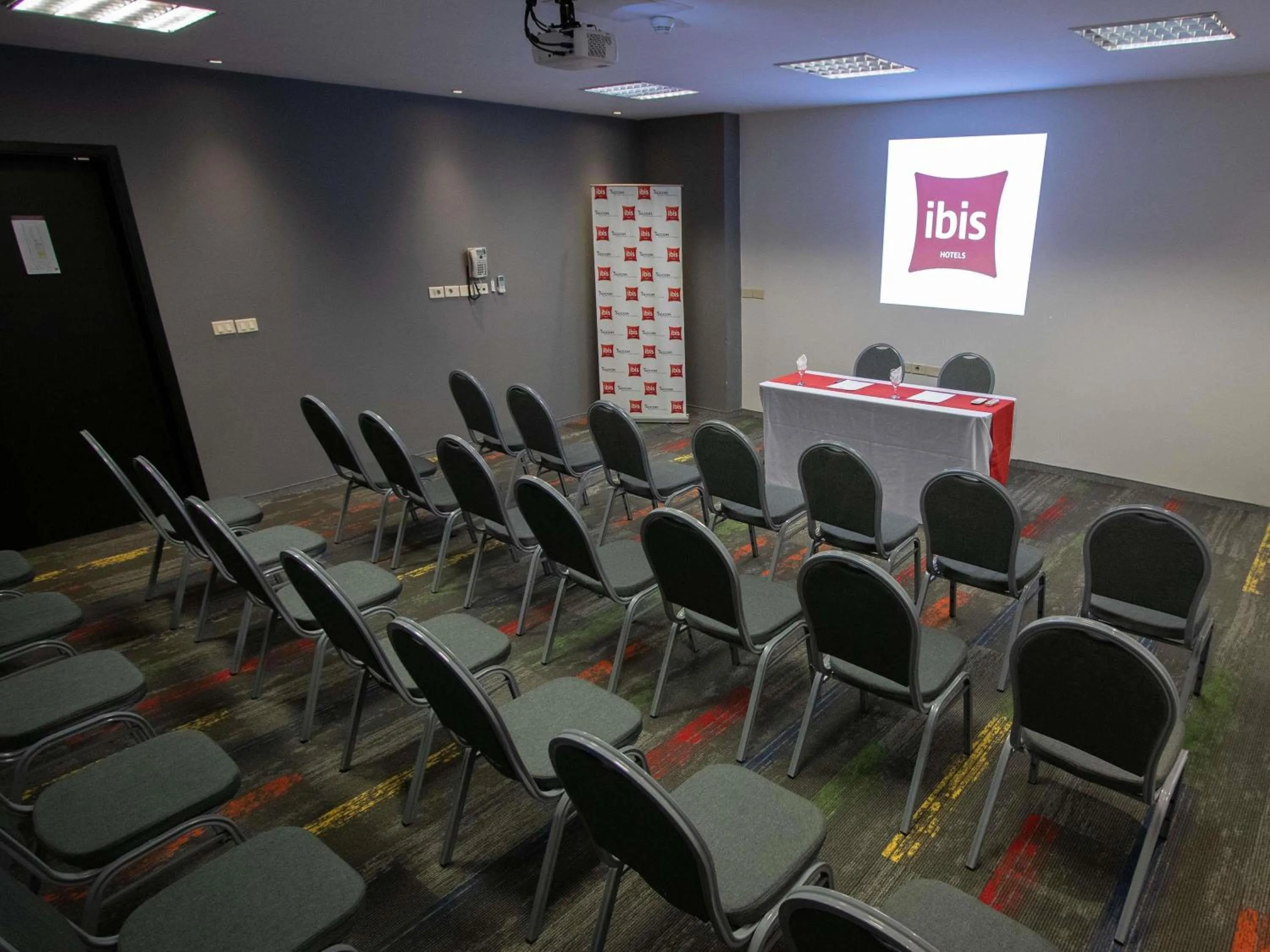 Meeting/conference room in ibis Montevideo Rambla