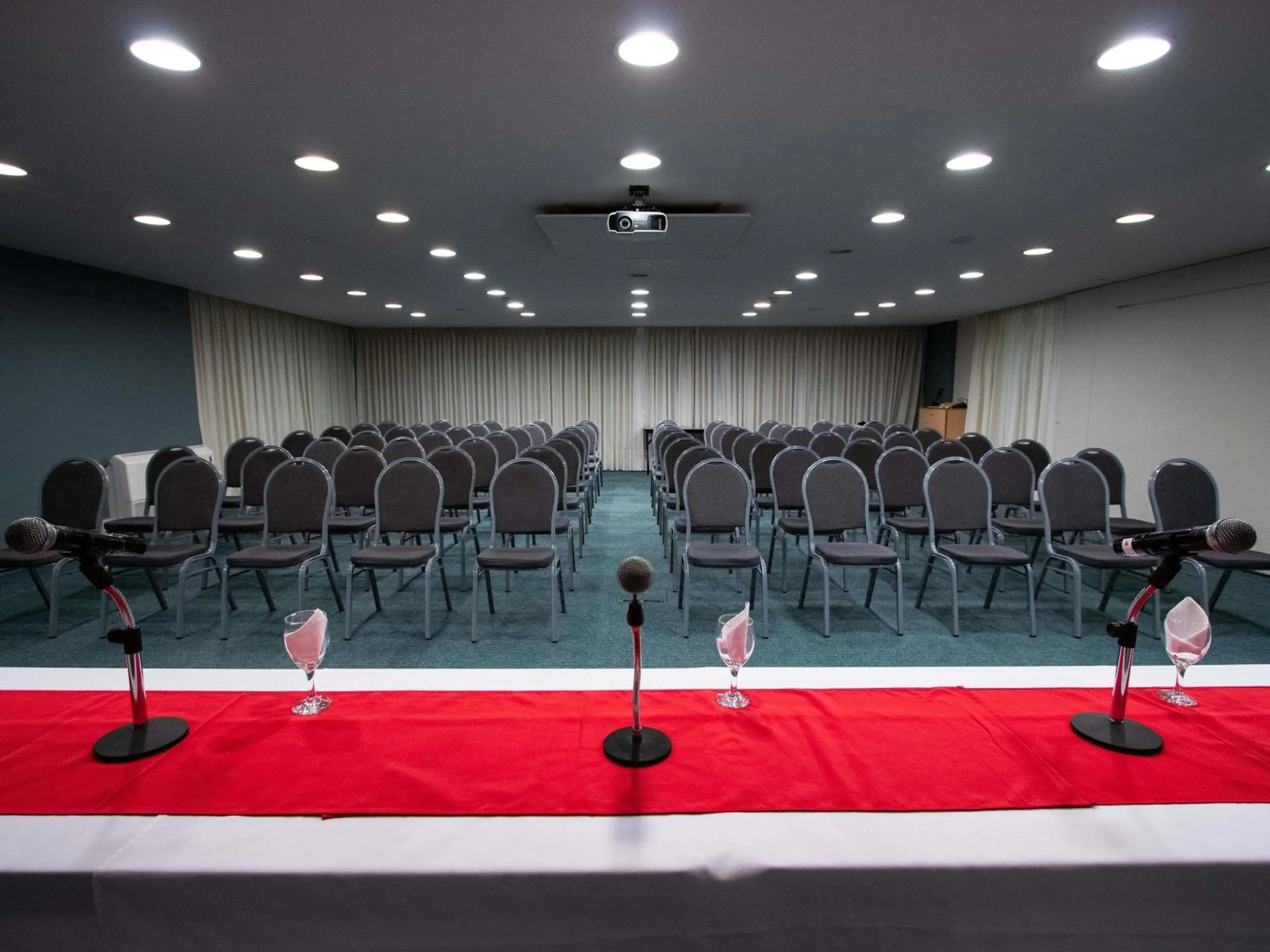 Meeting/conference room in ibis Montevideo Rambla