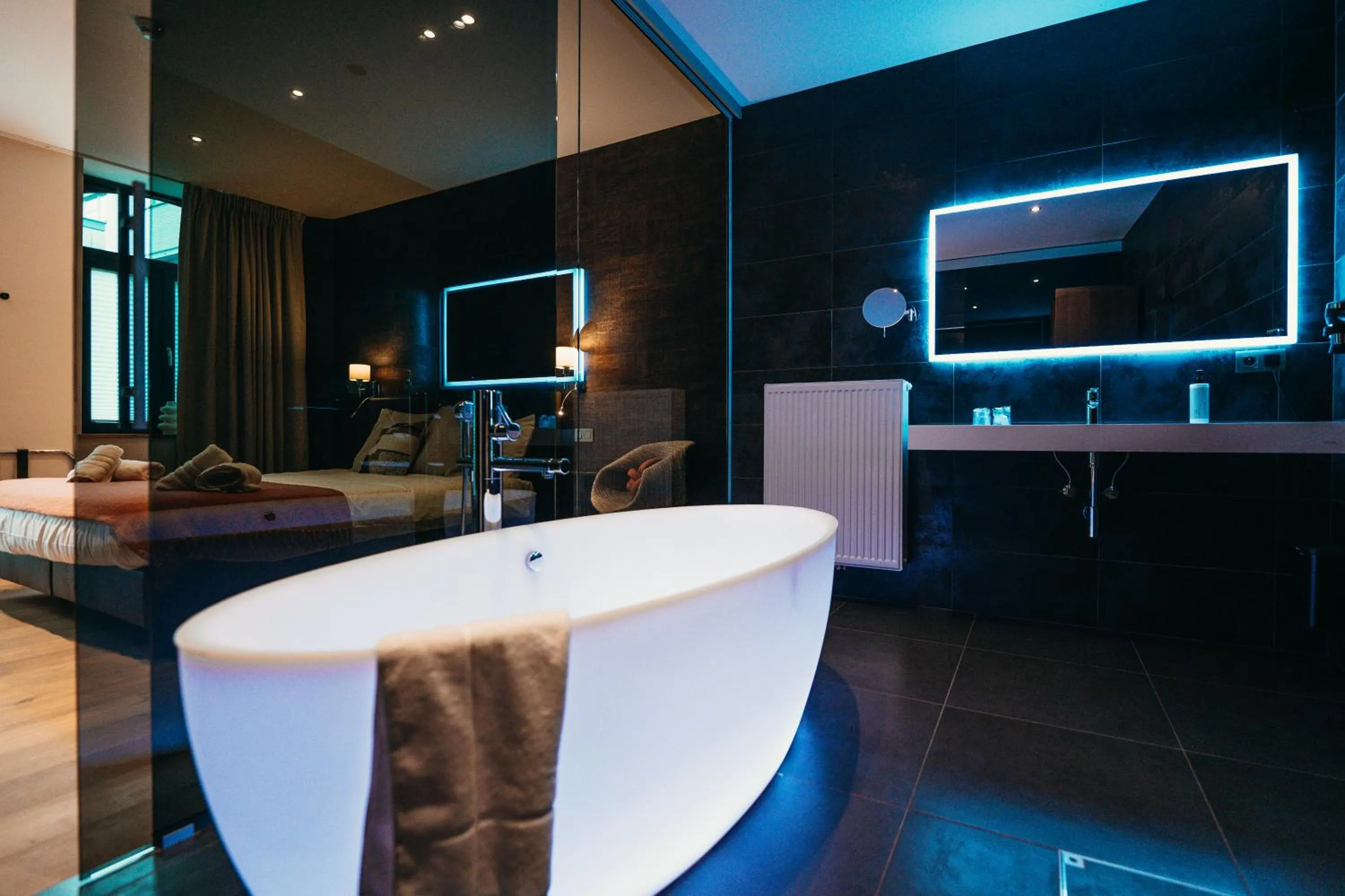 Bathroom, Bed in Hôtel Le Manoir