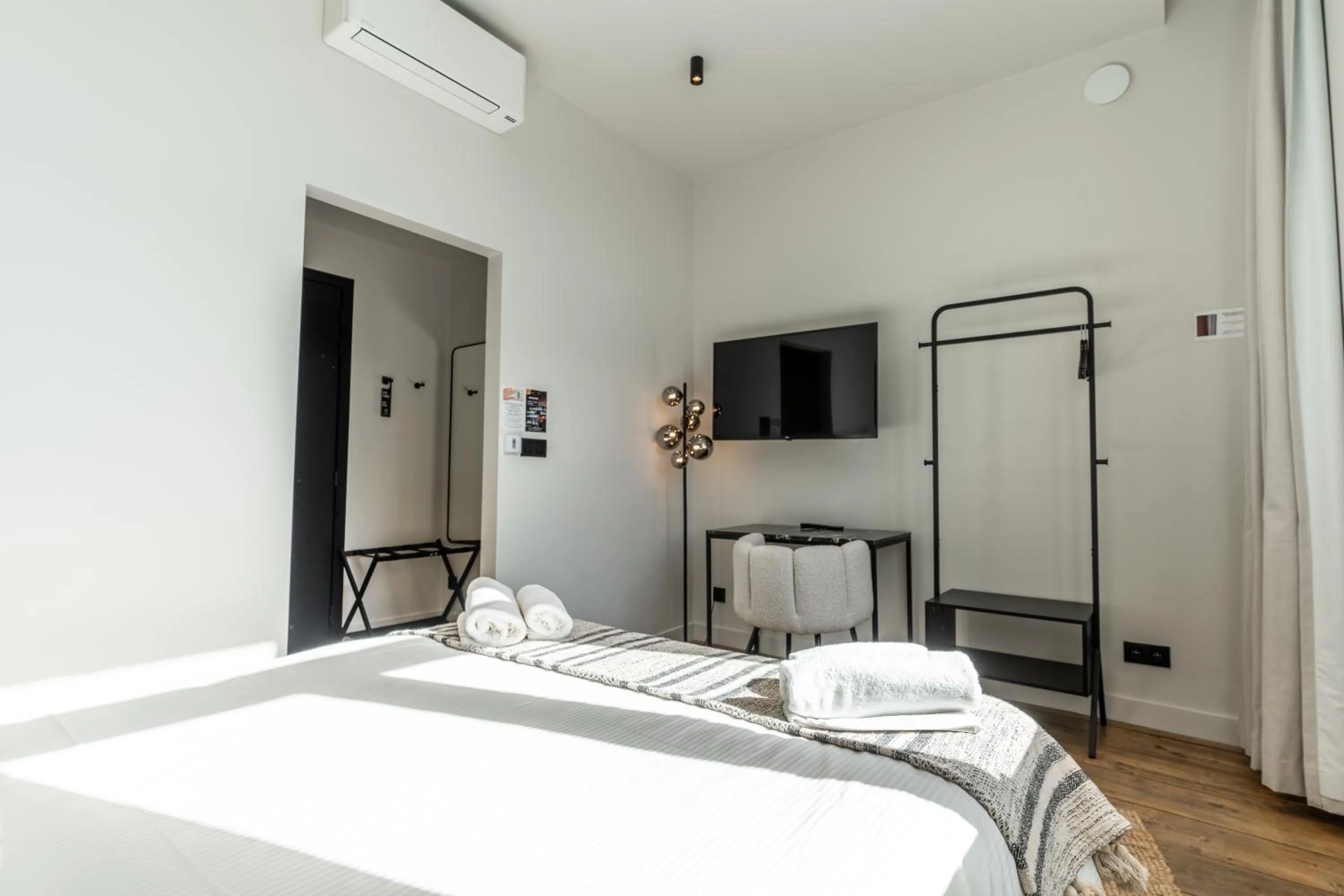 TV and multimedia, Bed in Hôtel Le Manoir