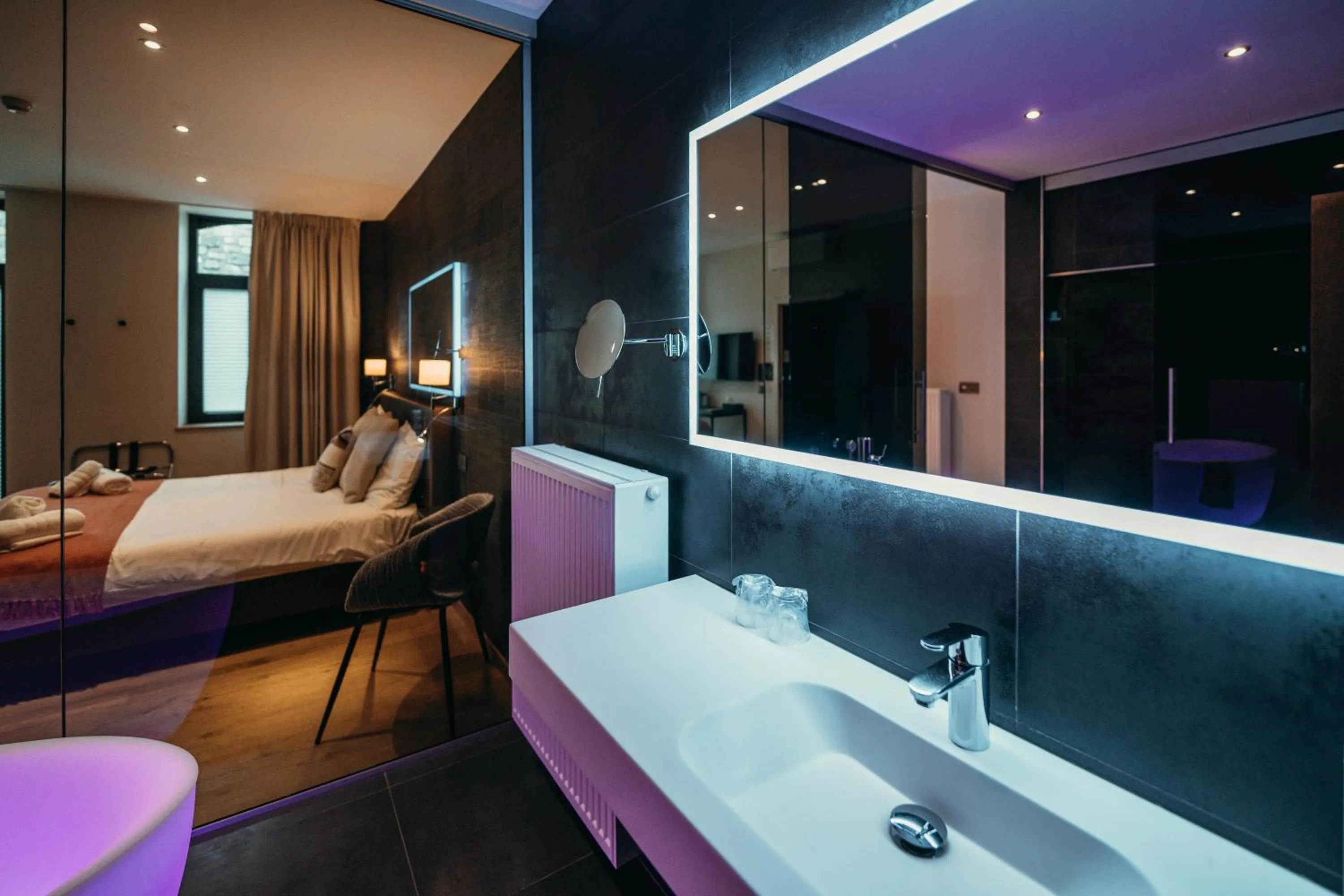 Bathroom, Bed in Hôtel Le Manoir