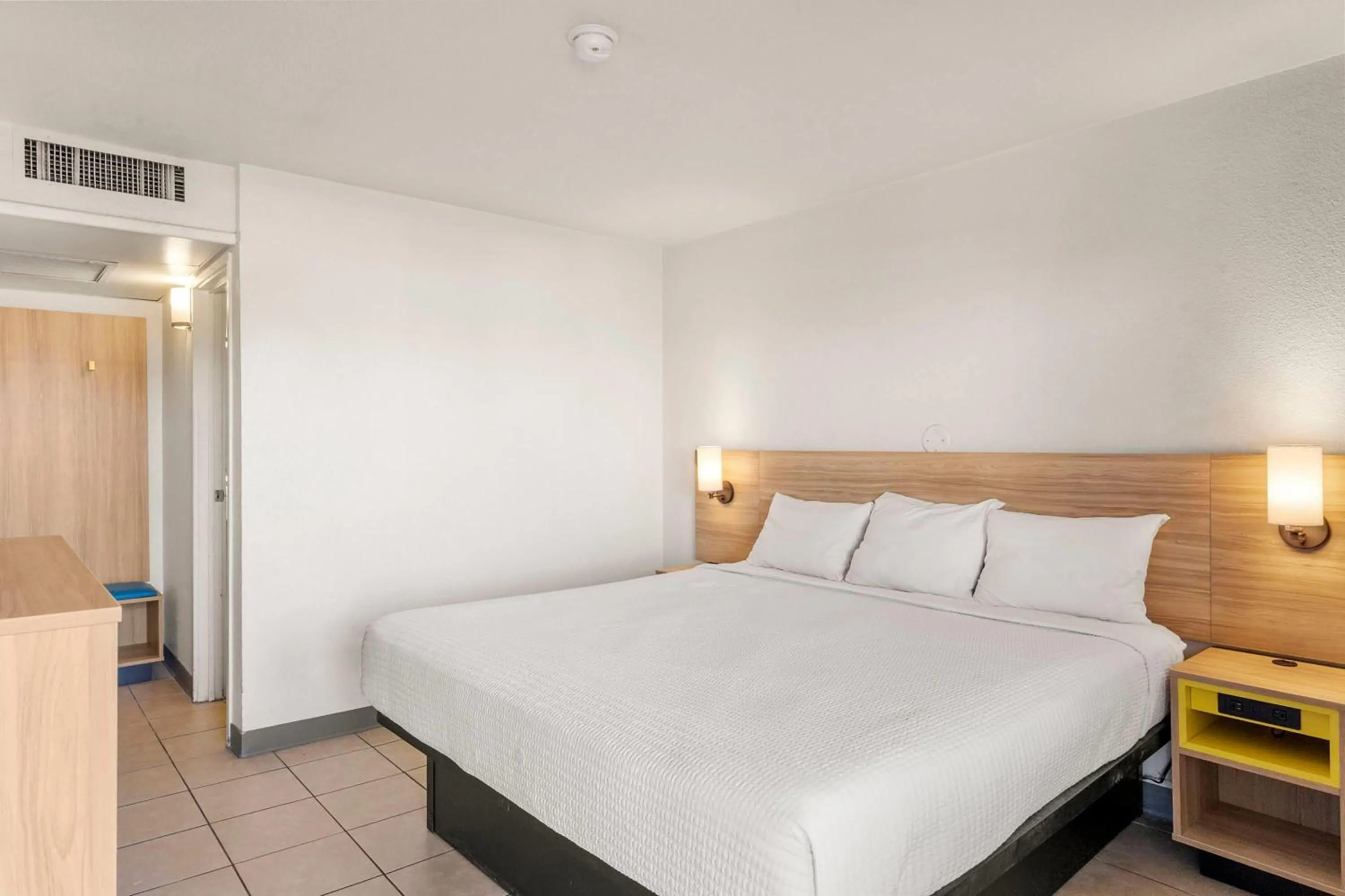 King Room - Non-Smoking in Days Inn by Wyndham Wheat Ridge - Denver West