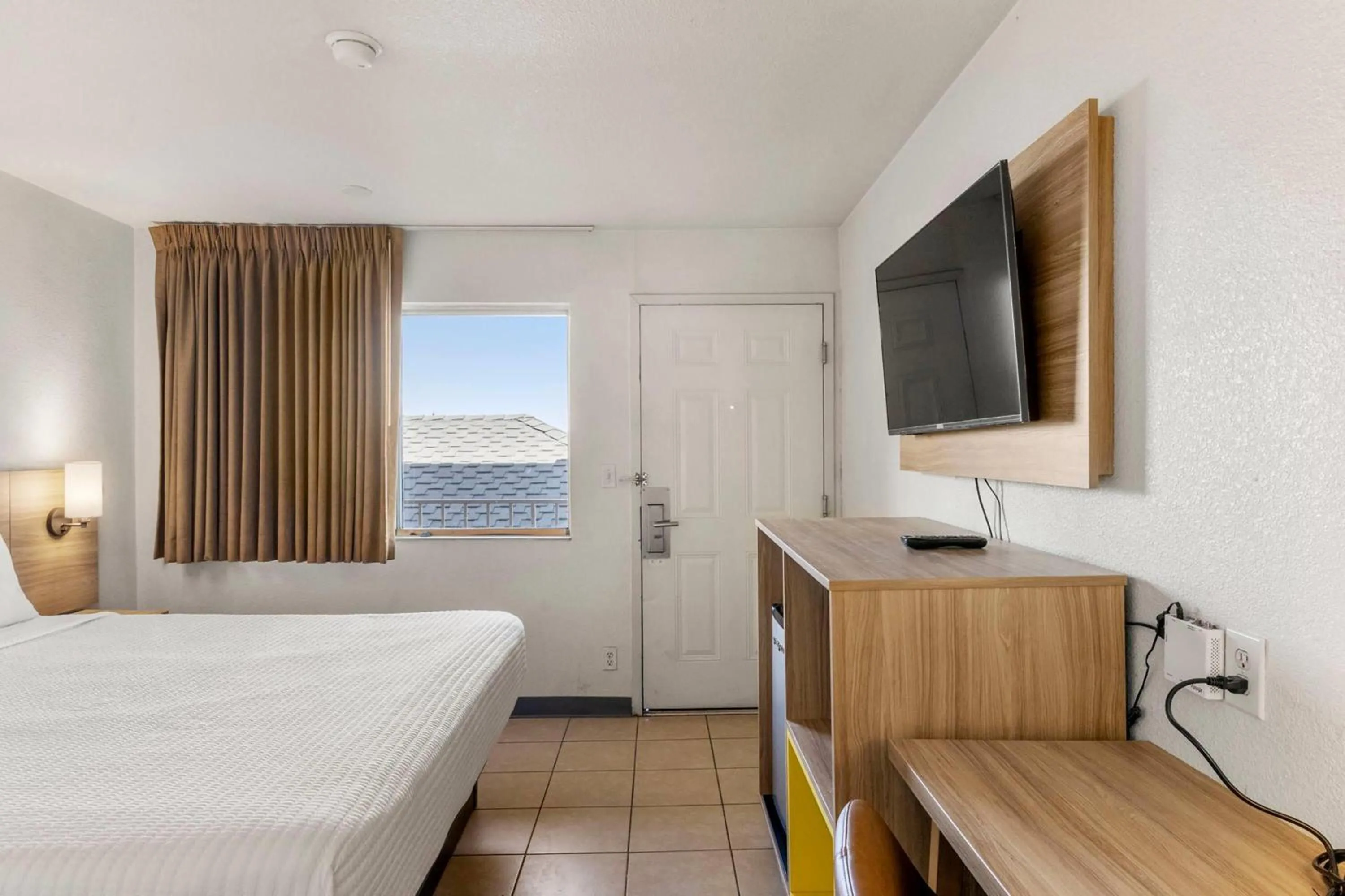 King Room with Mobility/Hearing Access and Roll-In Shower, Non-Smoking in Days Inn by Wyndham Wheat Ridge - Denver West