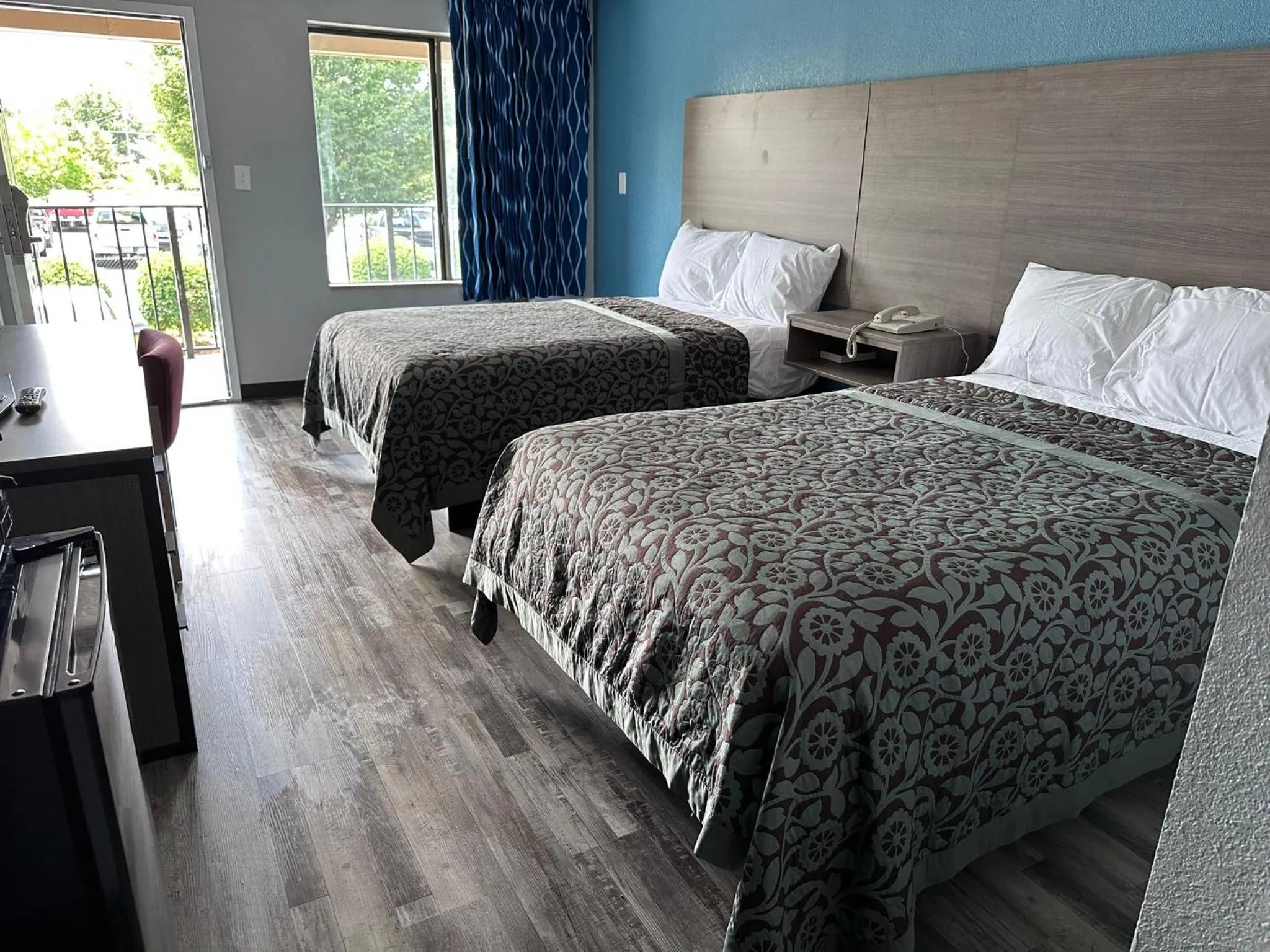 Guests, Bed in Americas Best Value Inn & Suites in Murfreesboro