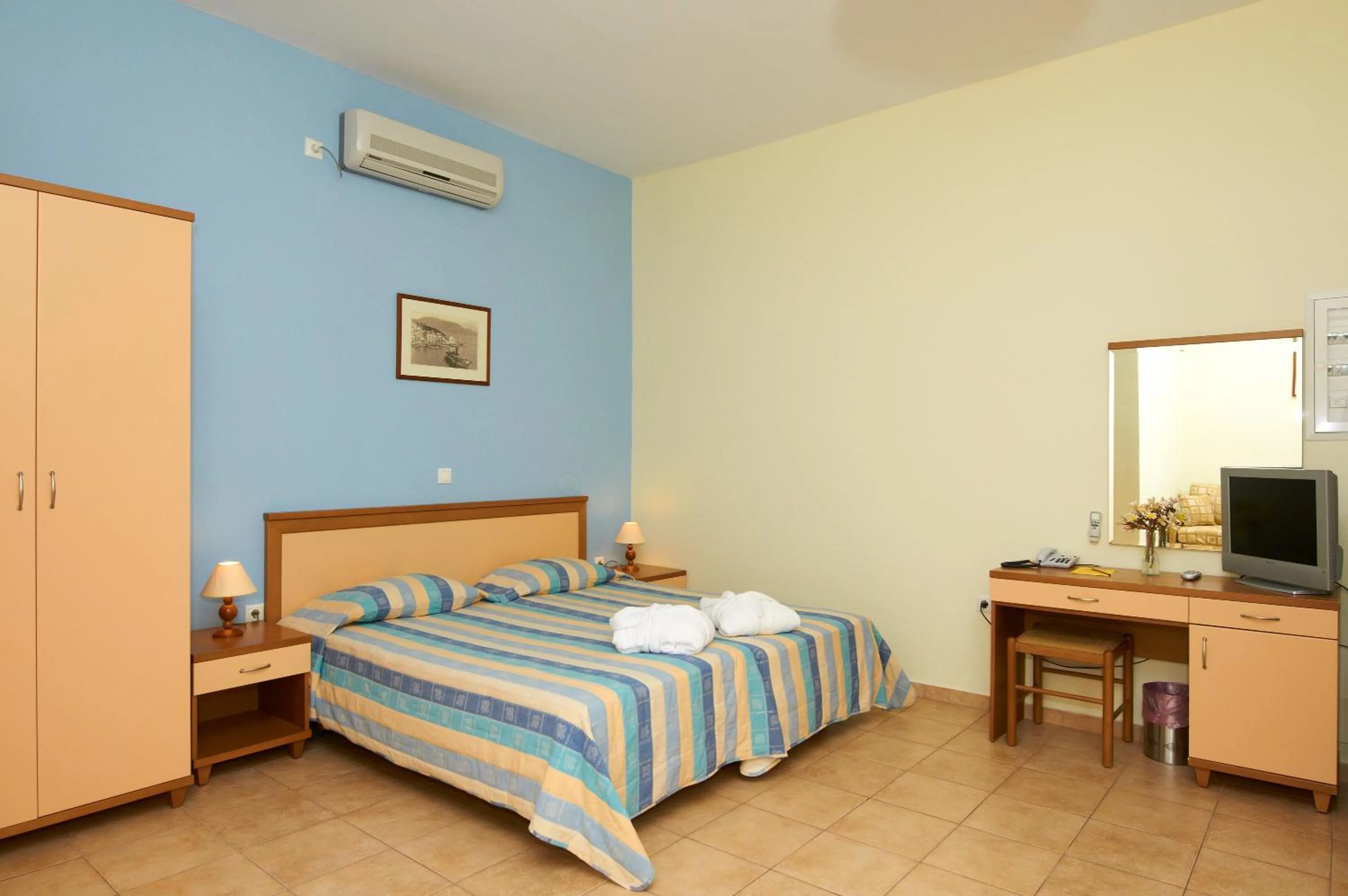 Bedroom, Bed in Iapetos Village