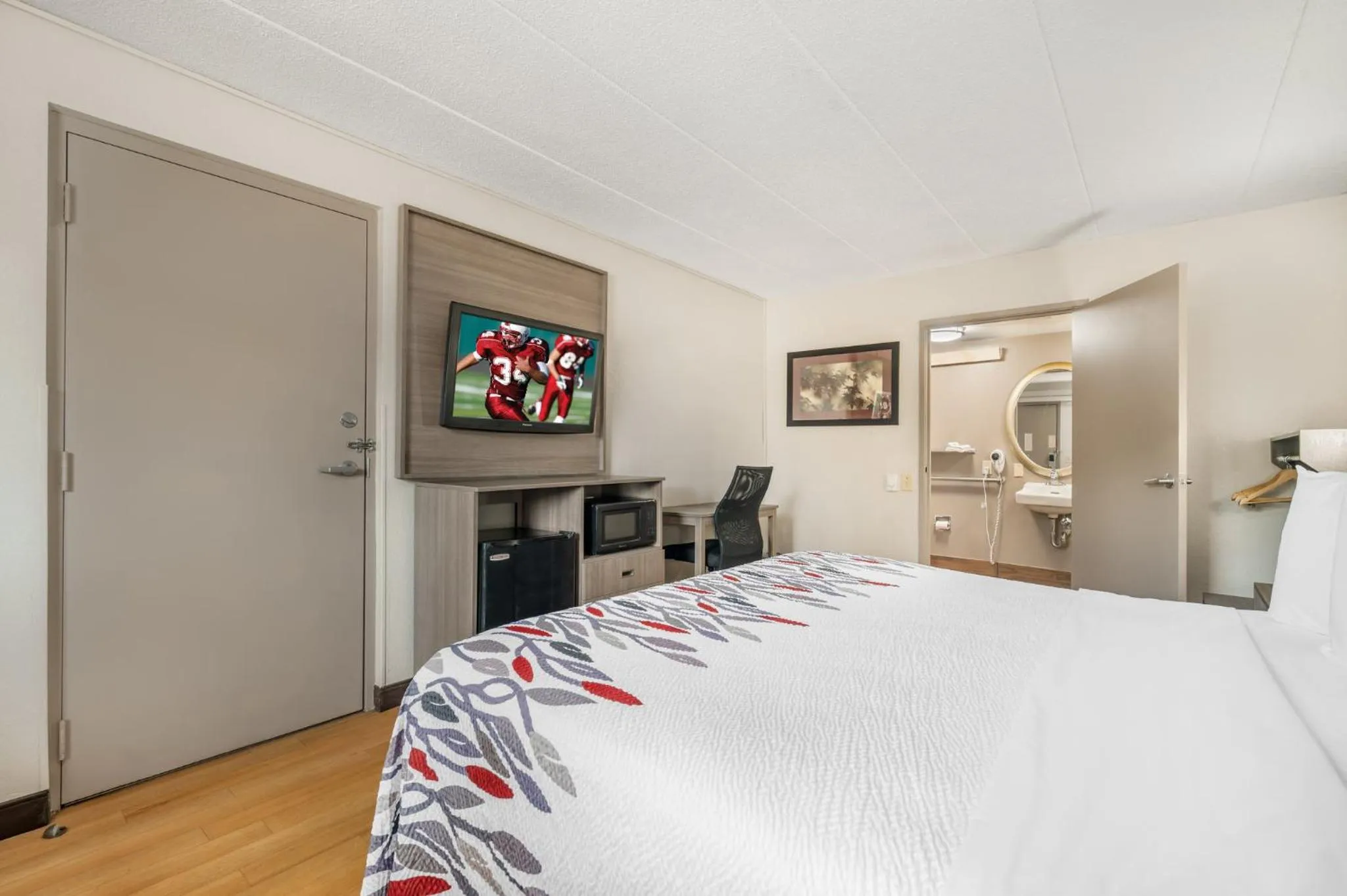 Photo of the whole room, Bed in Red Roof Inn Virginia Beach