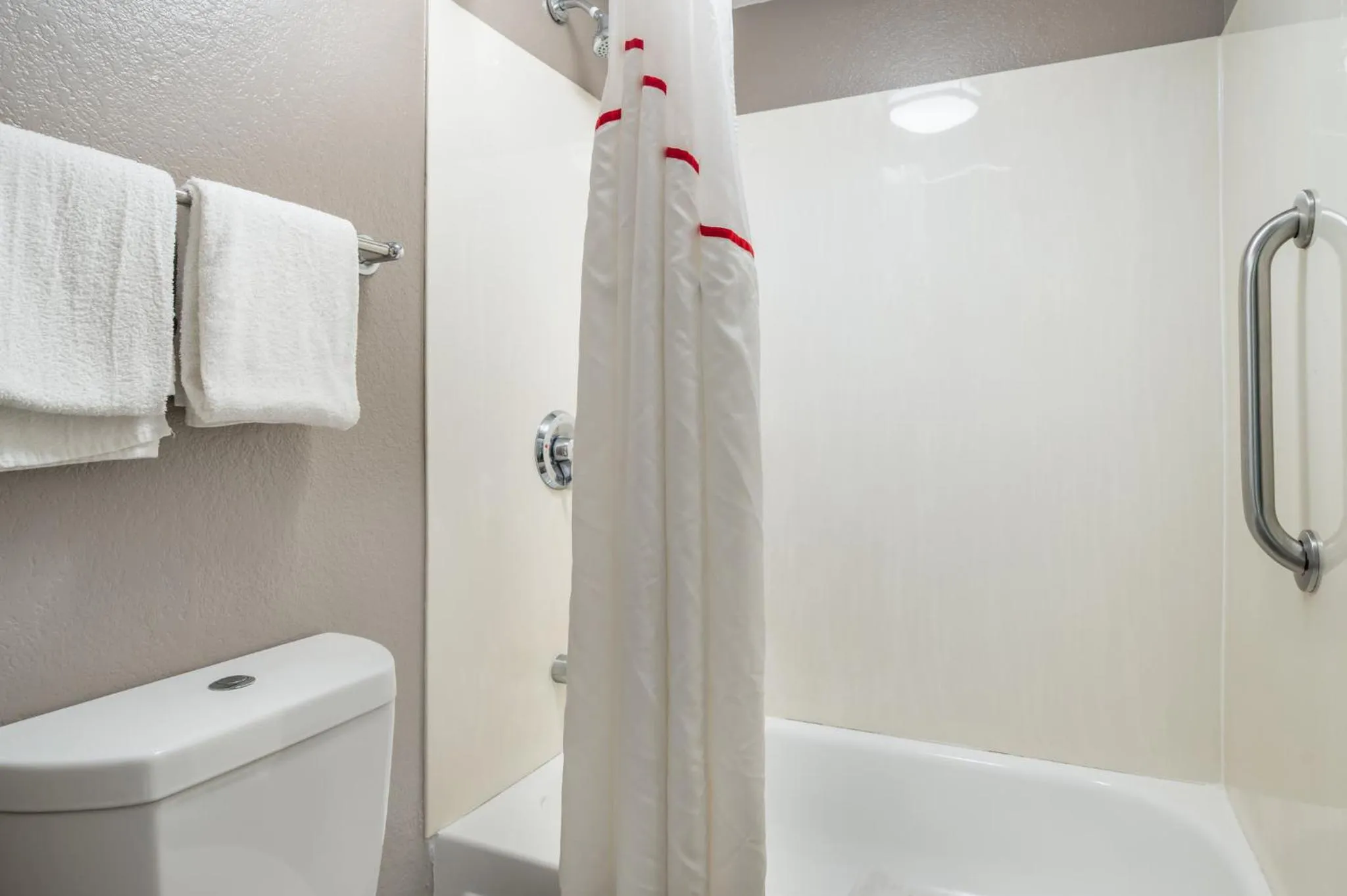 Bathroom in Red Roof Inn Virginia Beach