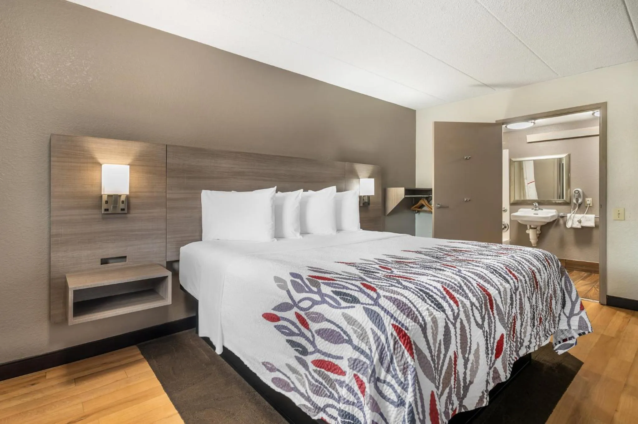 Photo of the whole room, Bed in Red Roof Inn Virginia Beach