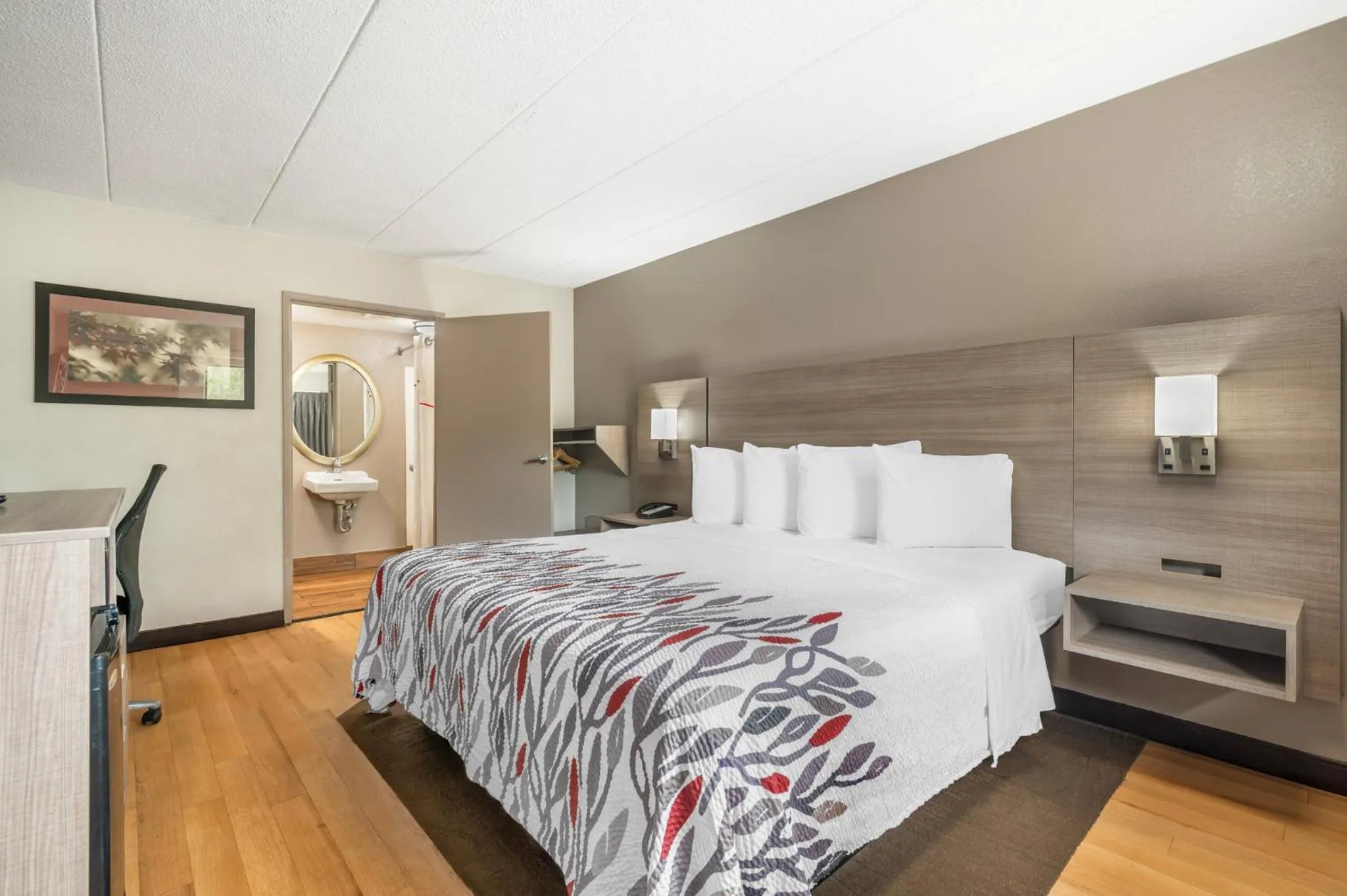 Photo of the whole room, Bed in Red Roof Inn Virginia Beach