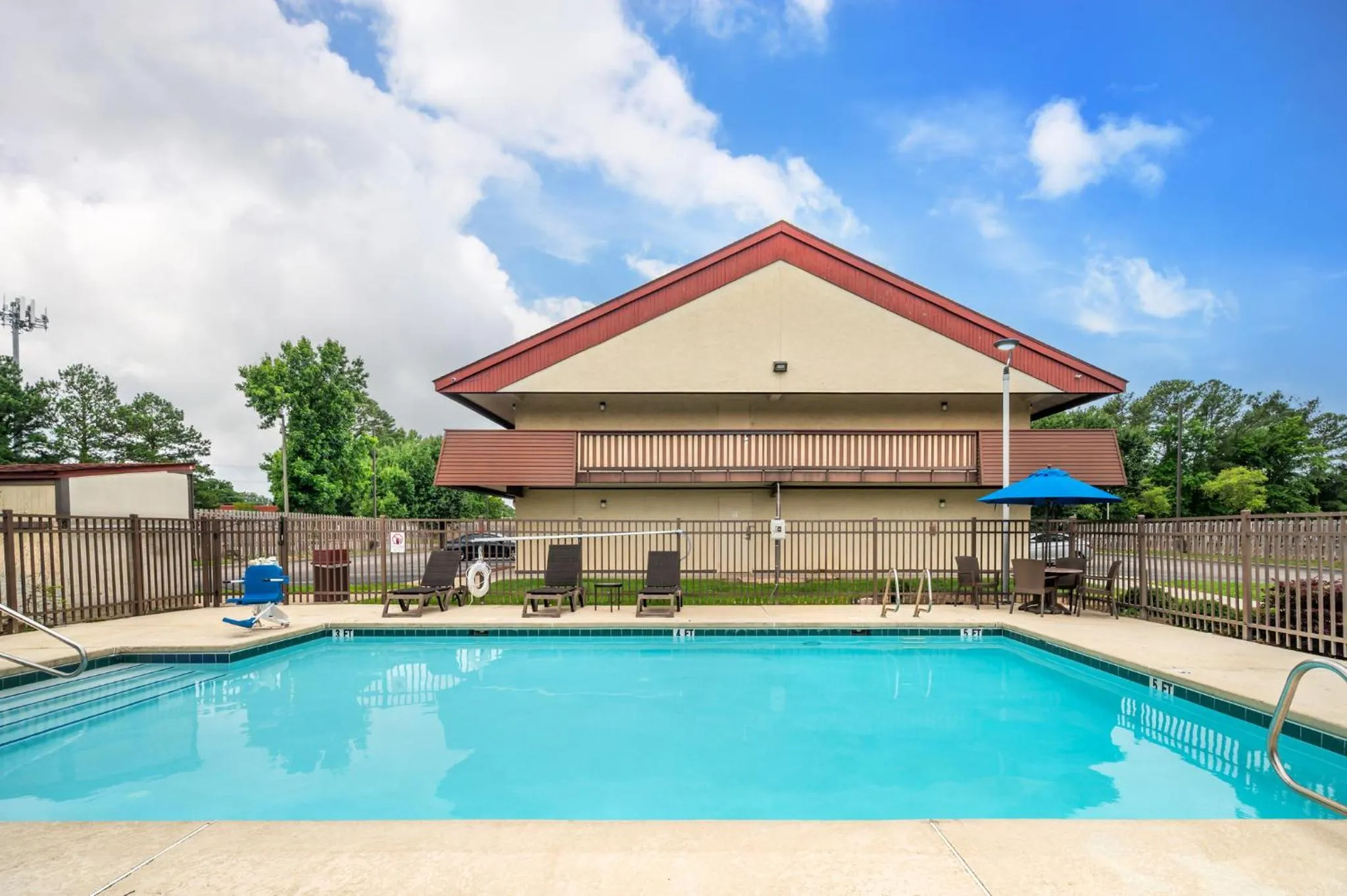 Swimming pool in Red Roof Inn Virginia Beach