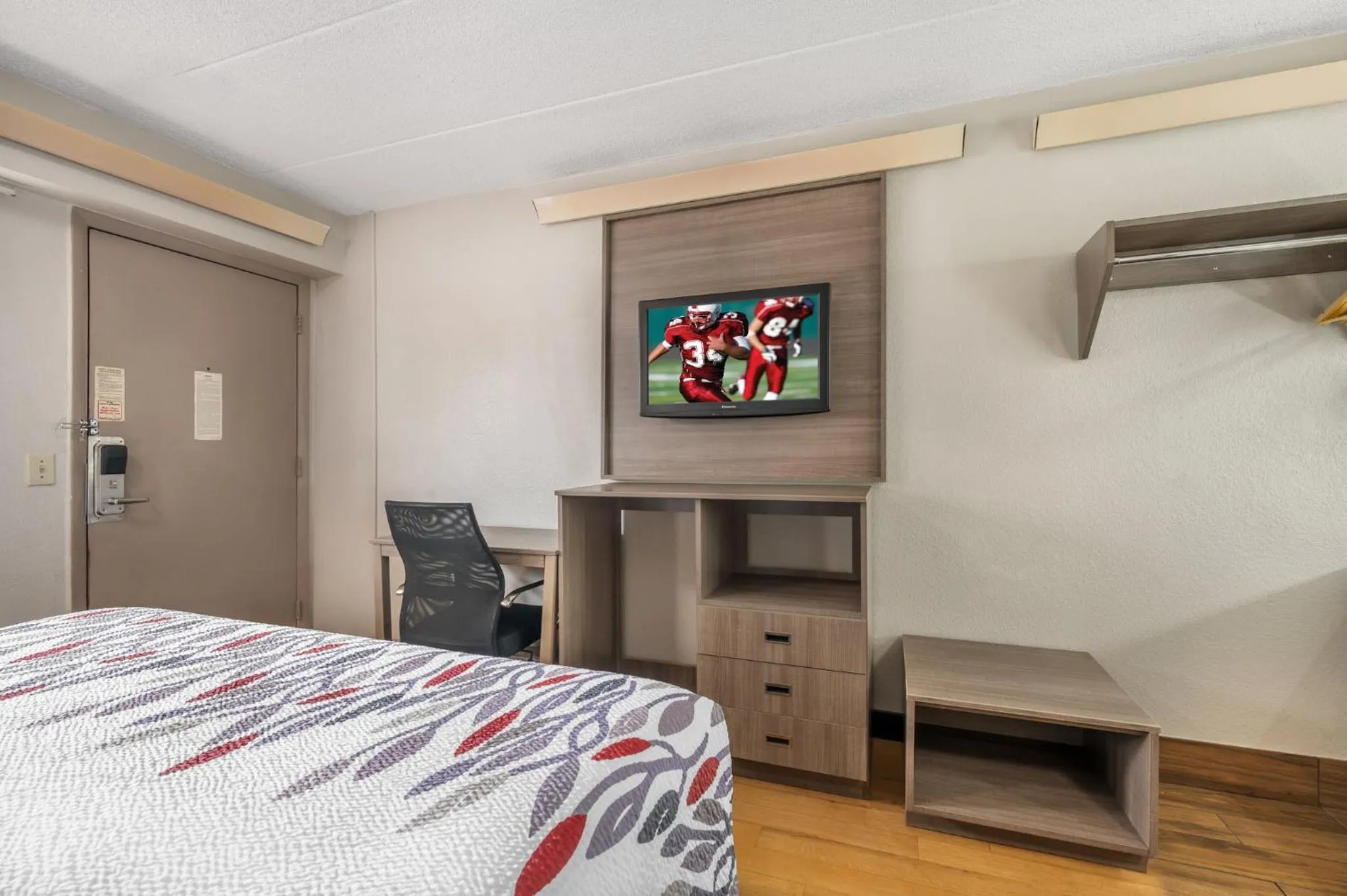 Photo of the whole room, Bed in Red Roof Inn Virginia Beach