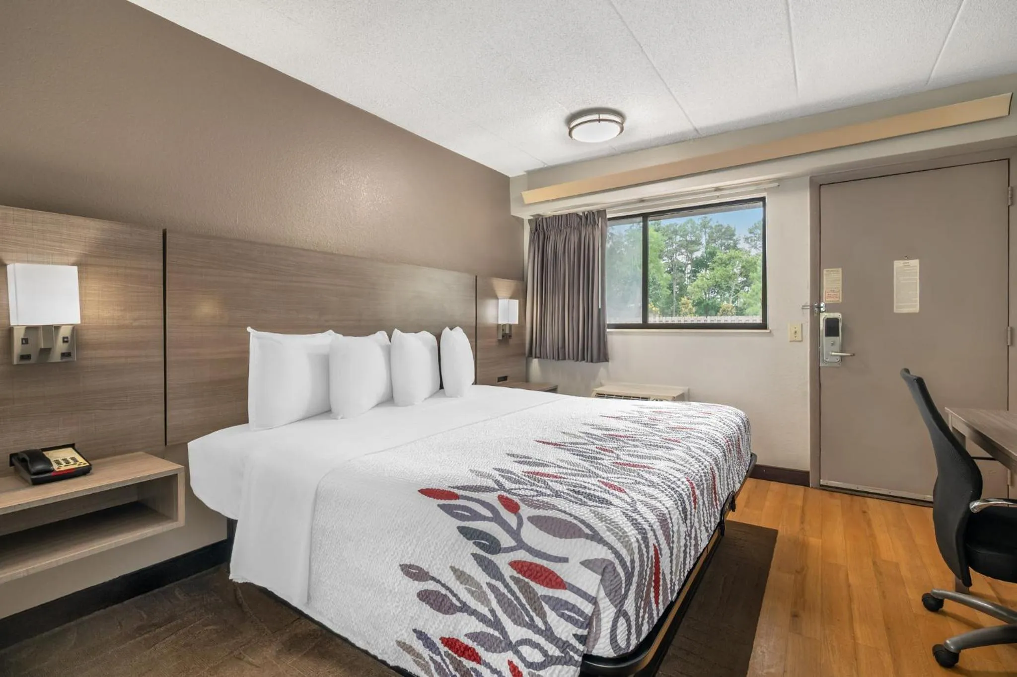 Photo of the whole room, Bed in Red Roof Inn Virginia Beach