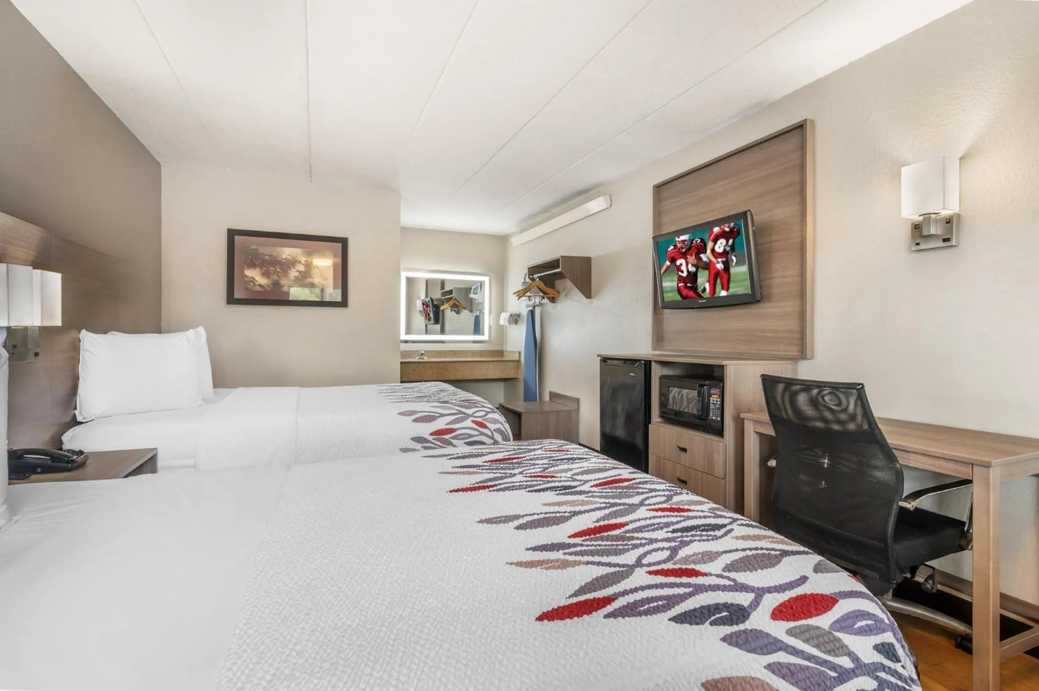 Photo of the whole room, Bed in Red Roof Inn Virginia Beach