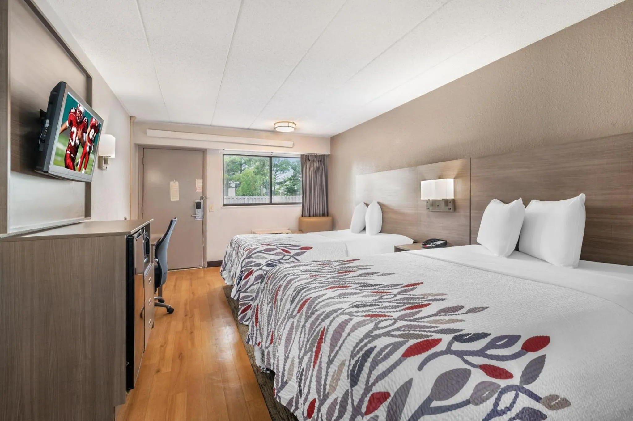 Photo of the whole room, Bed in Red Roof Inn Virginia Beach