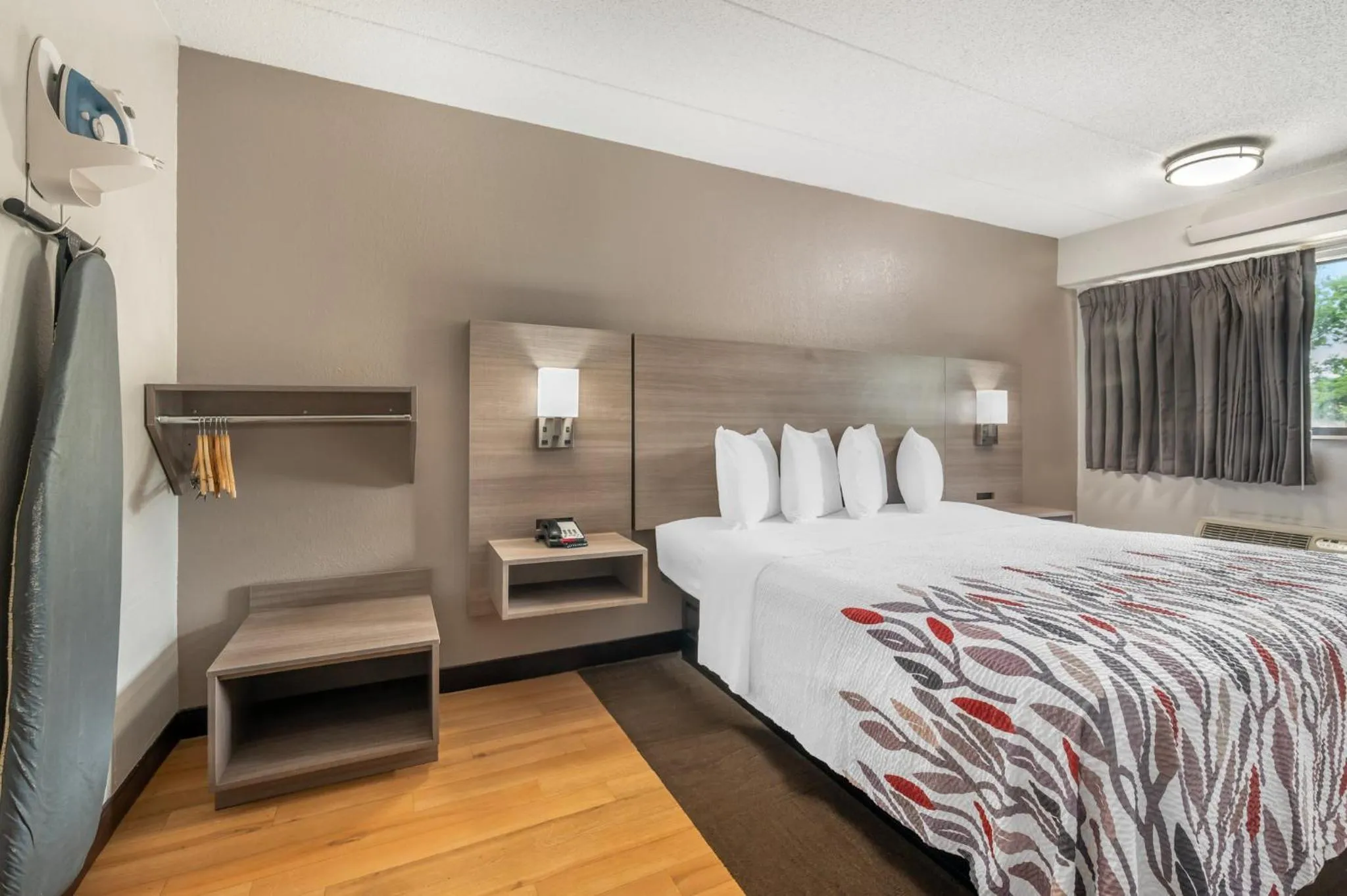 Photo of the whole room, Bed in Red Roof Inn Virginia Beach