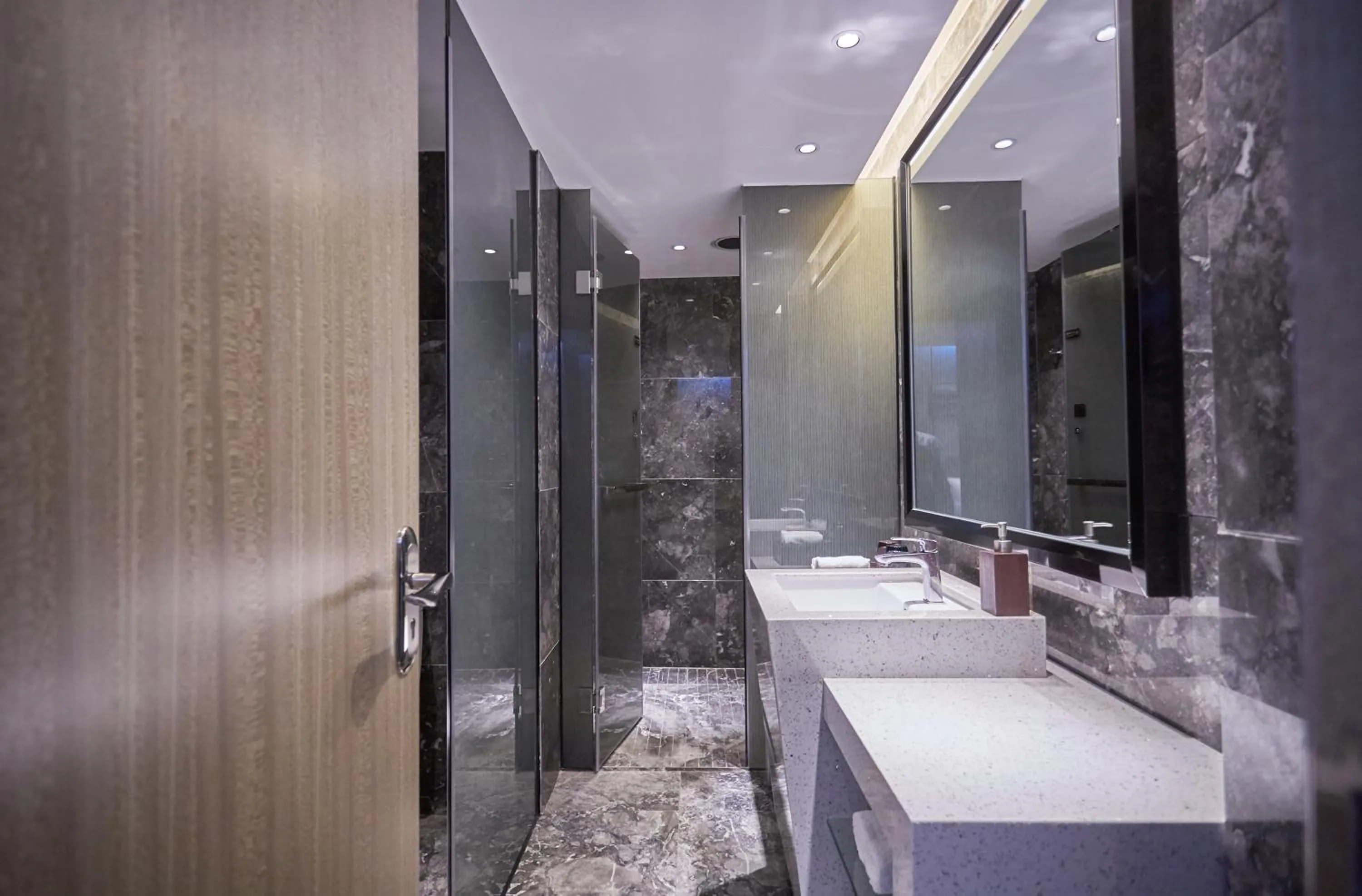 Bathroom in Paco Hotel Guangzhou Baiyun Airport Liantang Metro