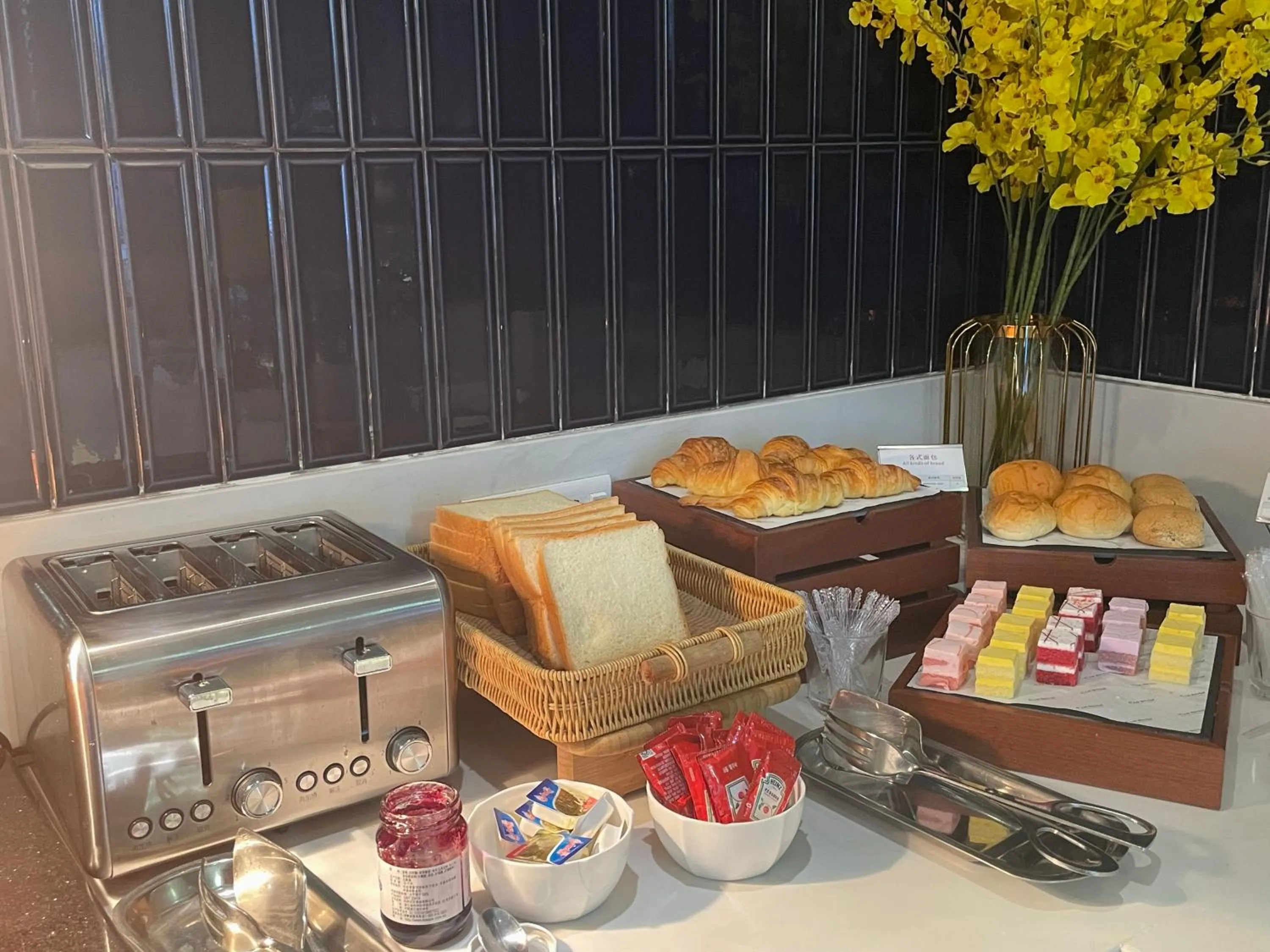 Restaurant/places to eat in Paco Hotel Guangzhou Baiyun Airport Liantang Metro