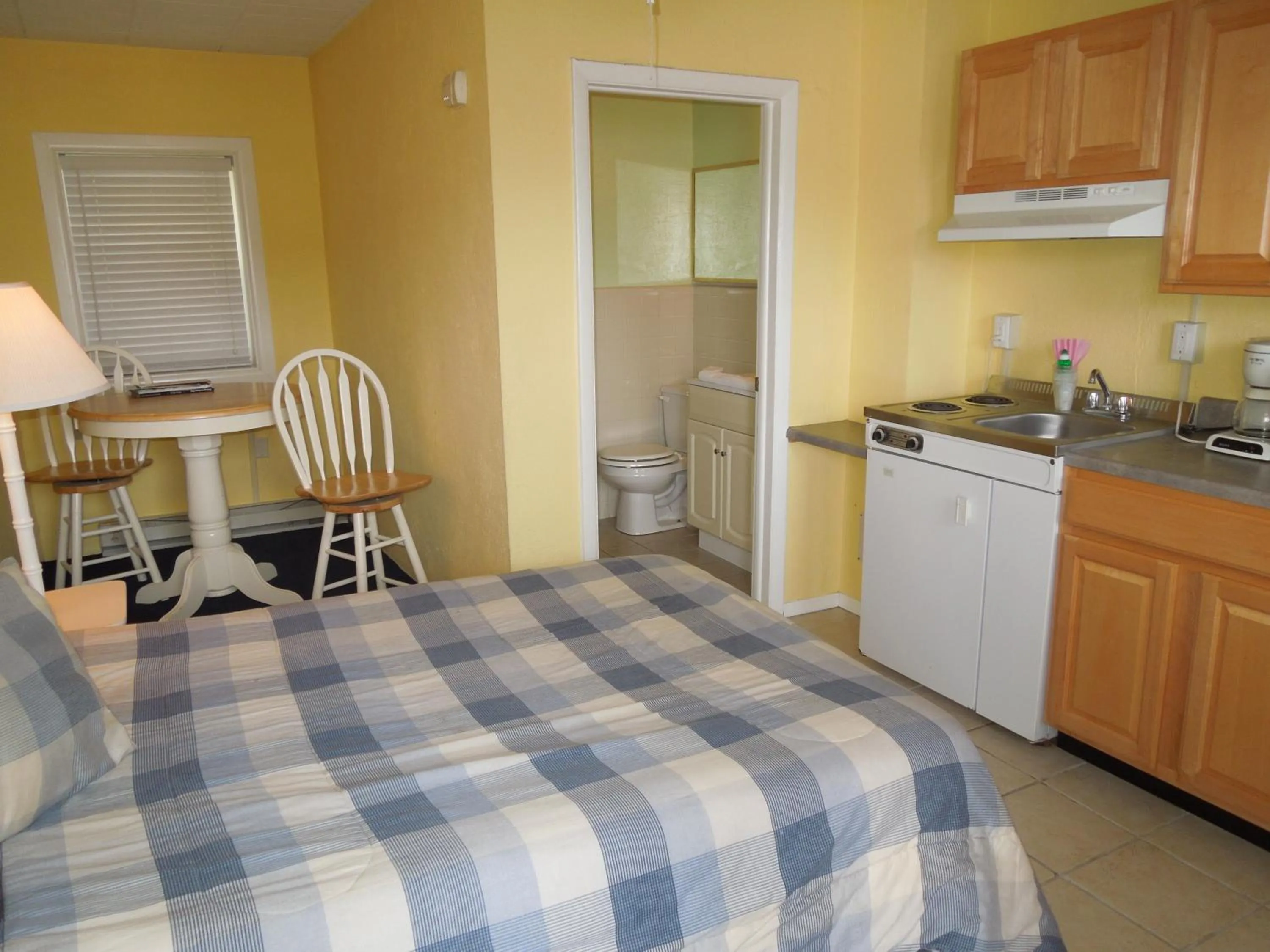 Photo of the whole room, Bed in Sifting Sands Motel