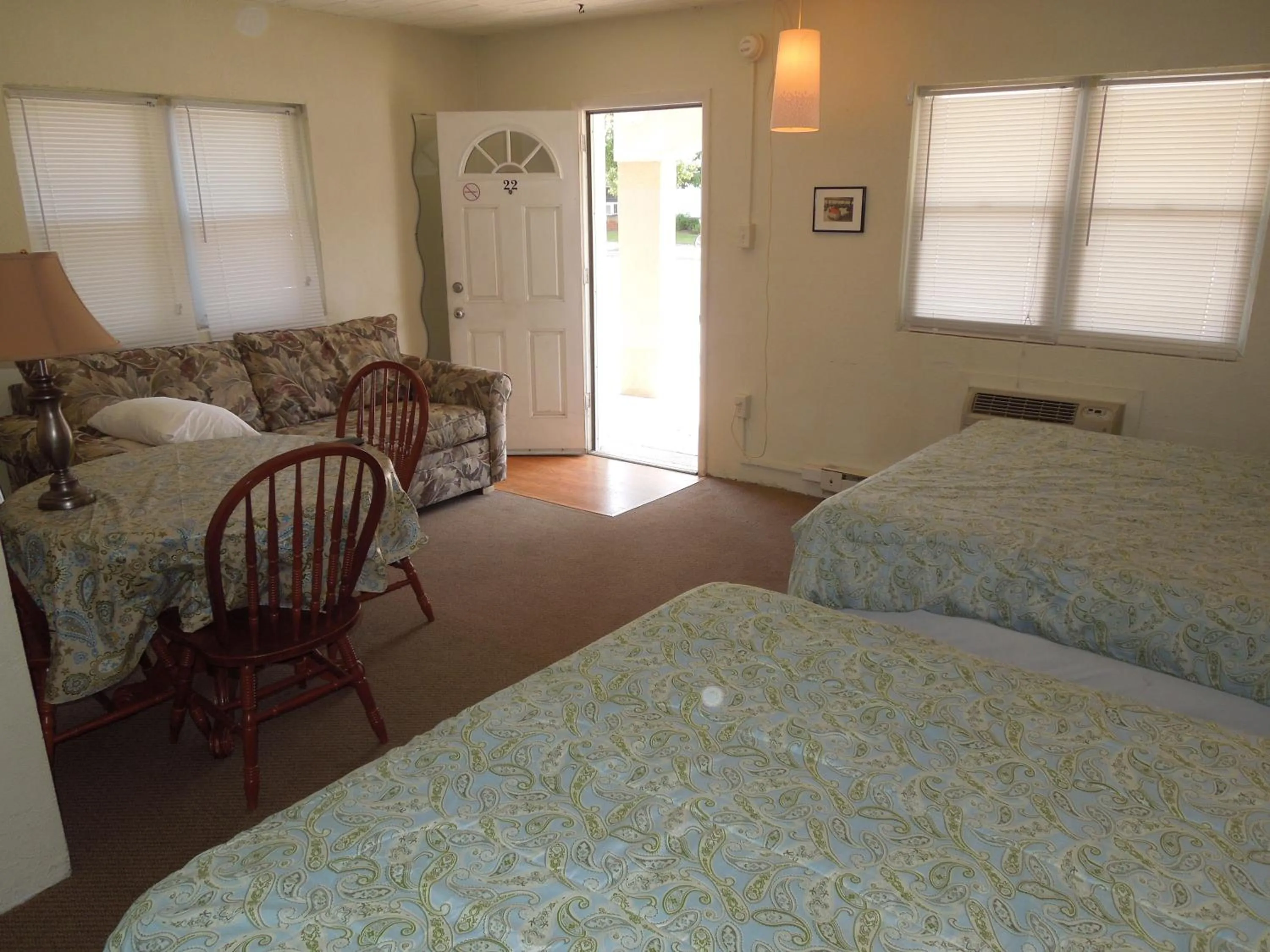 Seating area, Bed in Sifting Sands Motel