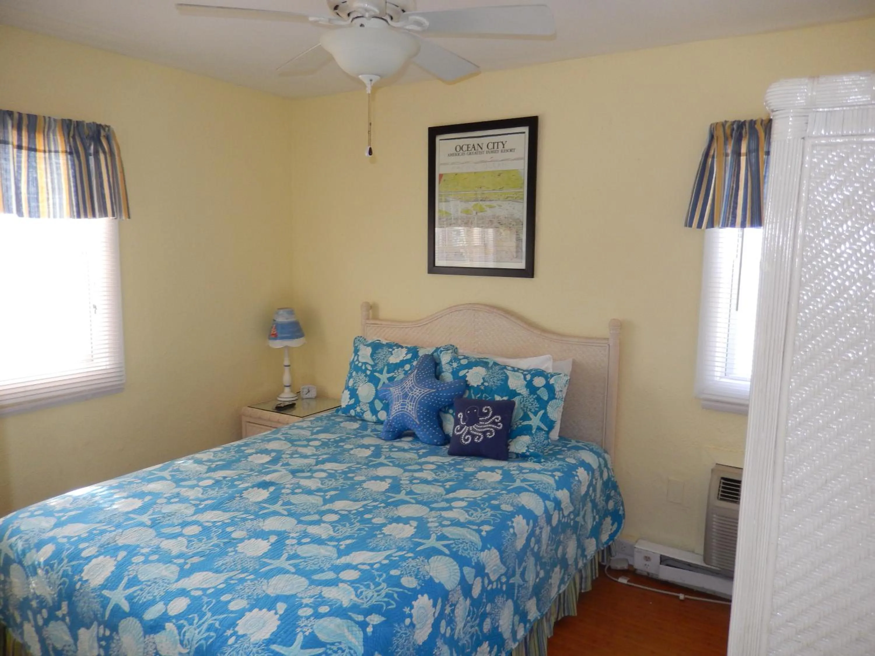 Bedroom, Bed in Sifting Sands Motel