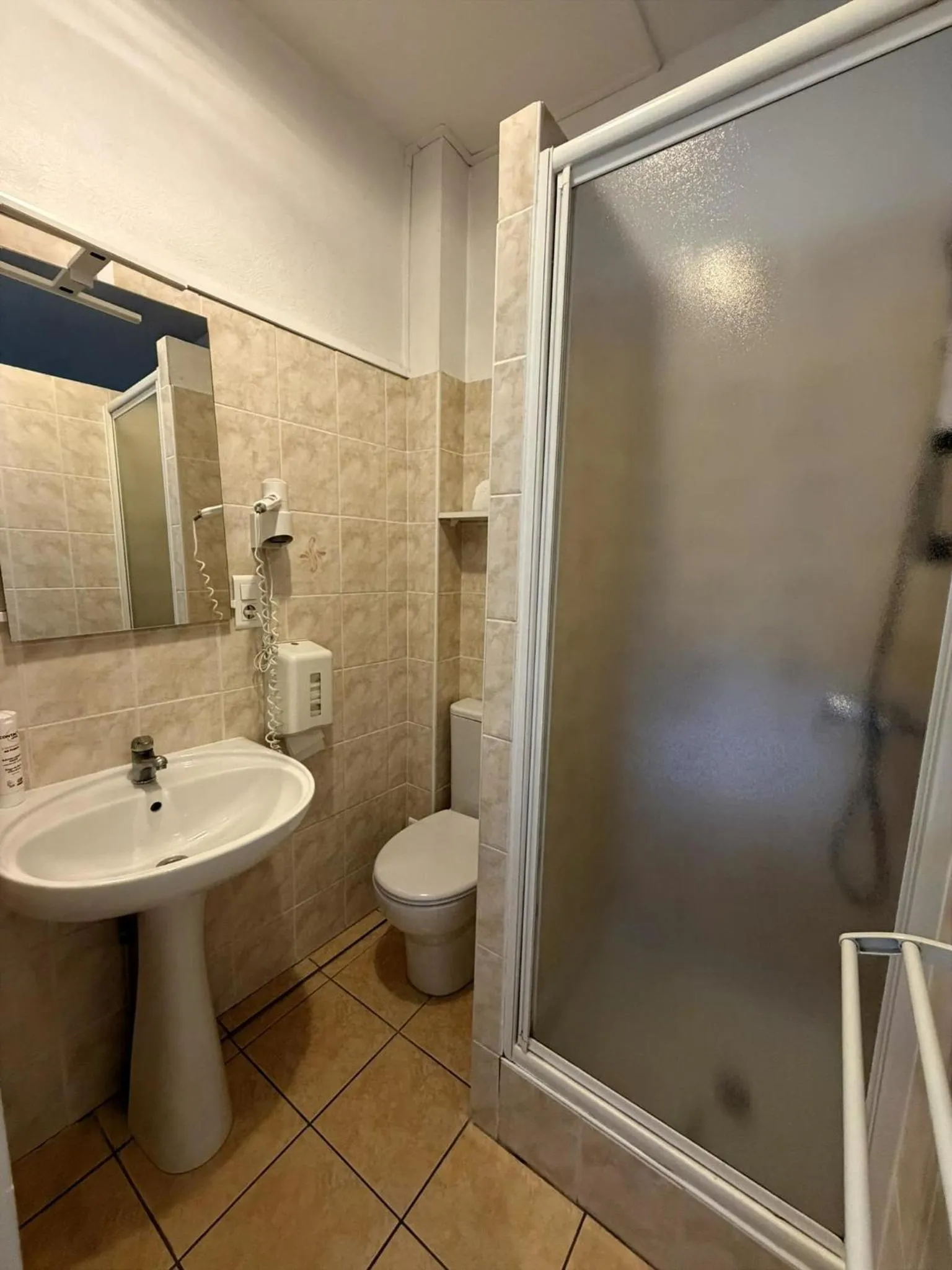 Shower in Contact Hôtel les Platanes Villeneuve sur Lot Centre