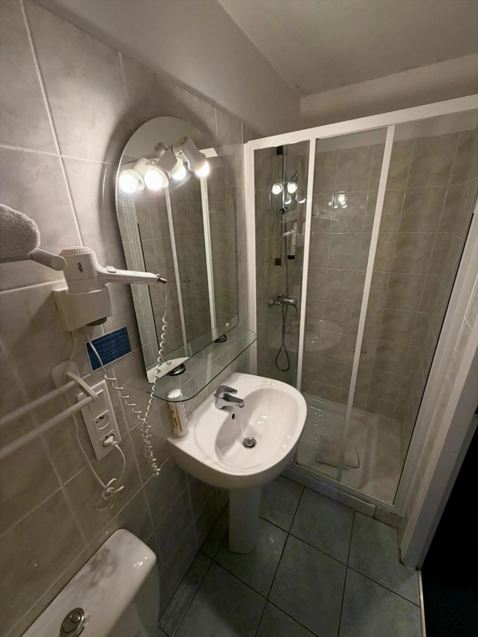 Shower in Contact Hôtel les Platanes Villeneuve sur Lot Centre