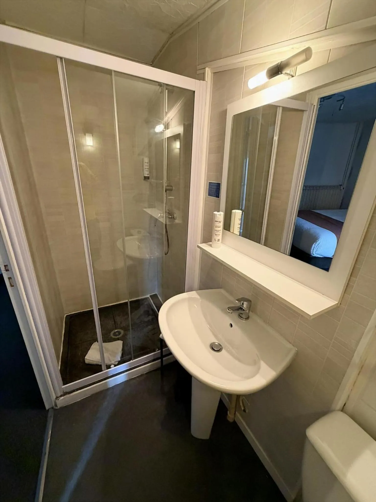 Shower in Contact Hôtel les Platanes Villeneuve sur Lot Centre