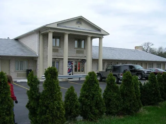 Property building in D-Lux Budget Inn Lemont