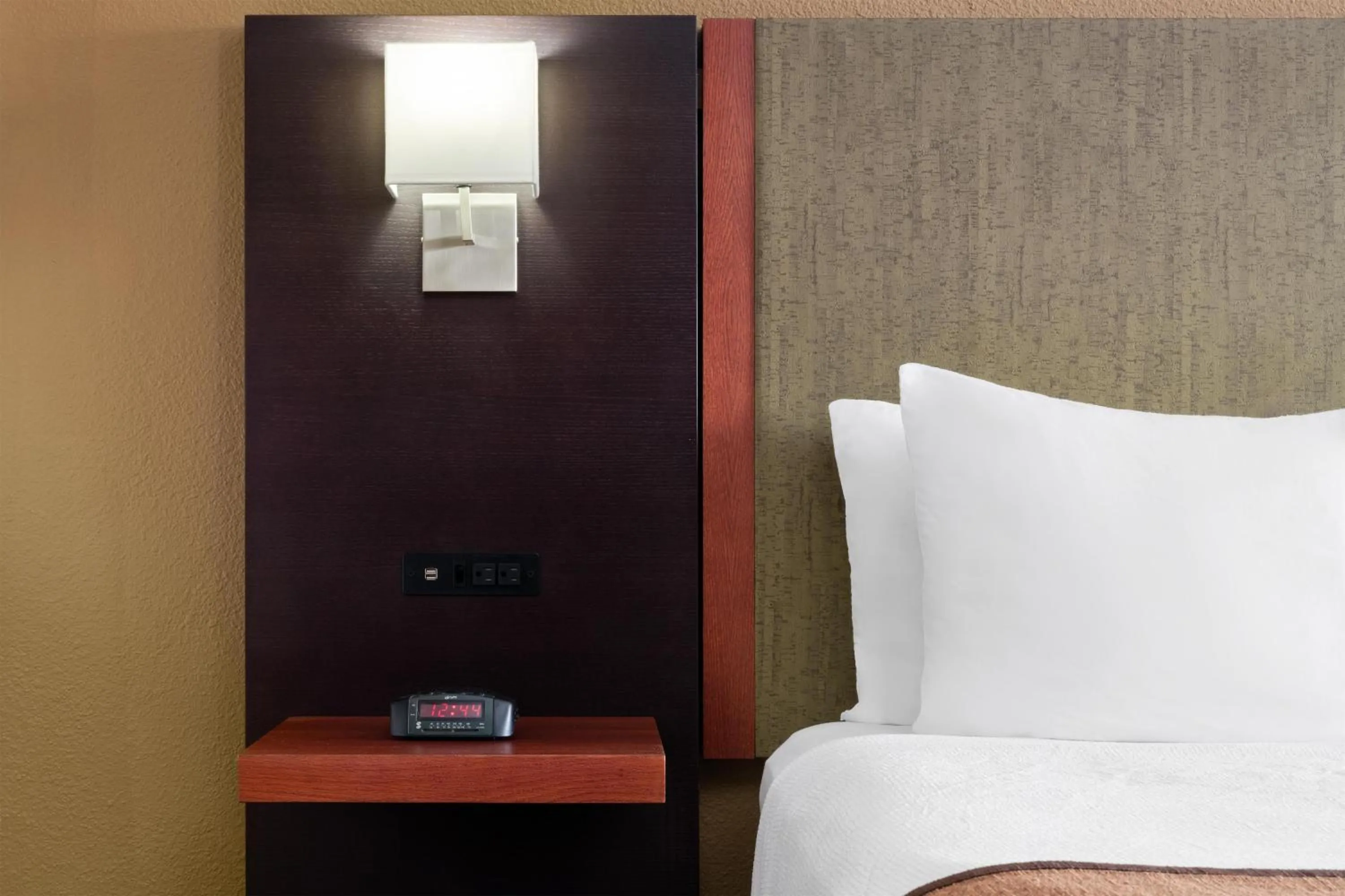 Bedroom, Bed in Best Western Discovery Inn