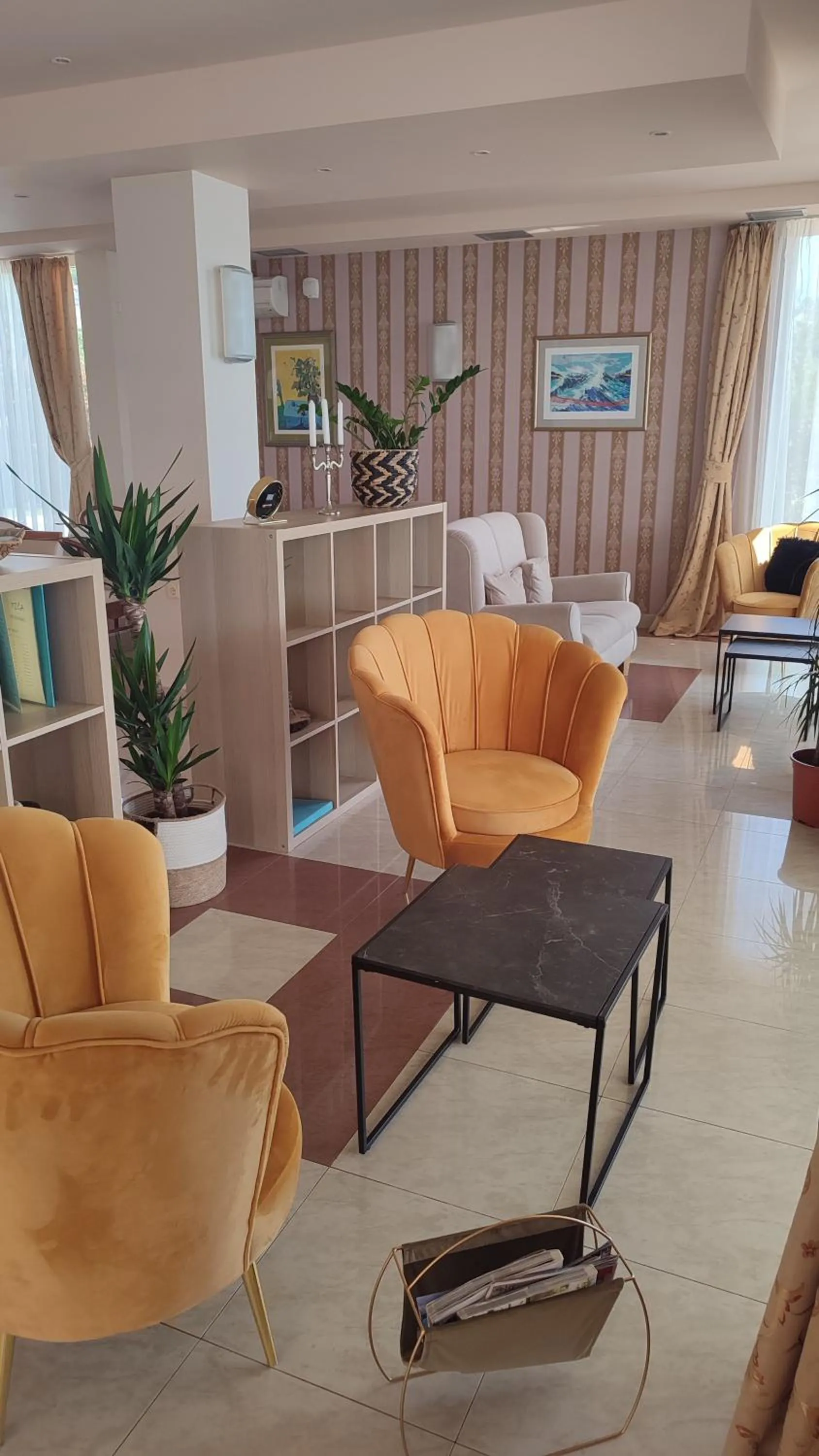 Restaurant/places to eat in Hotel Neva