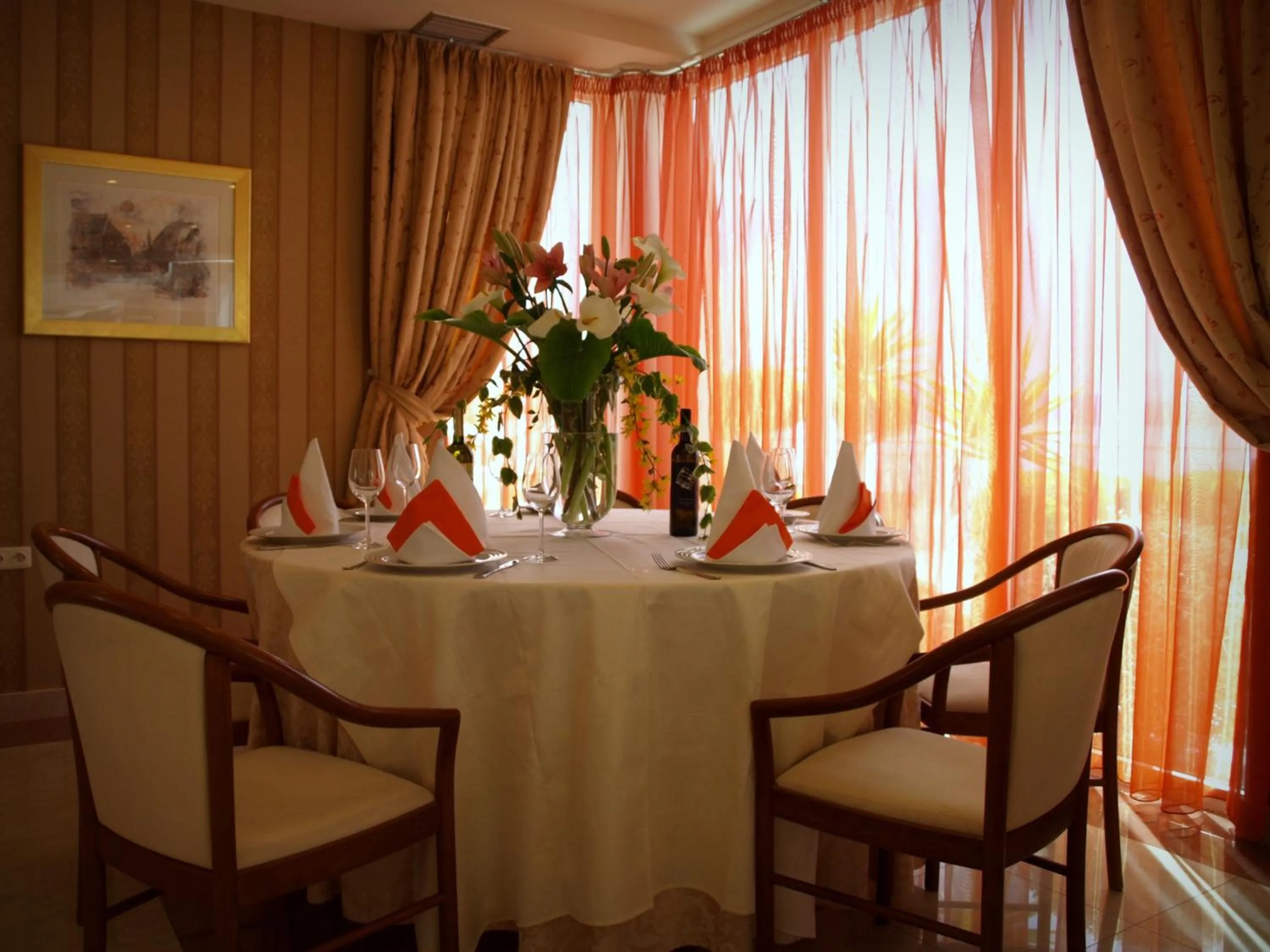 Restaurant/places to eat in Hotel Neva