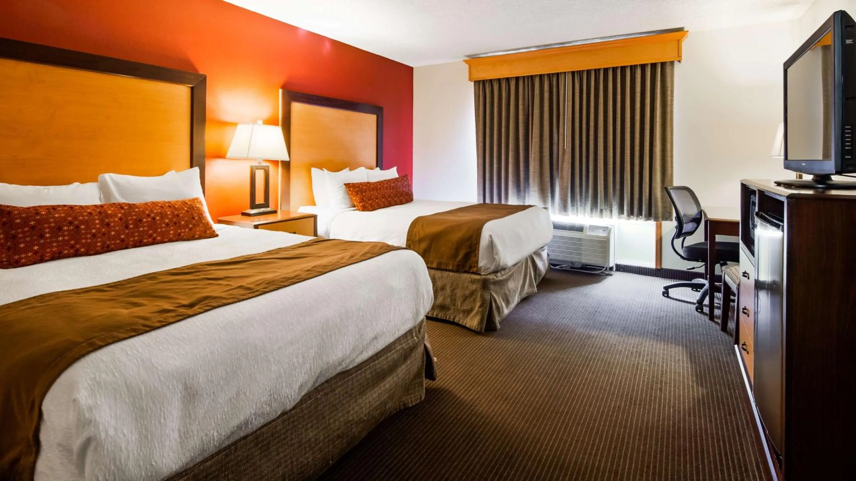 Photo of the whole room, Bed in Best Western Plus Sidney Lodge