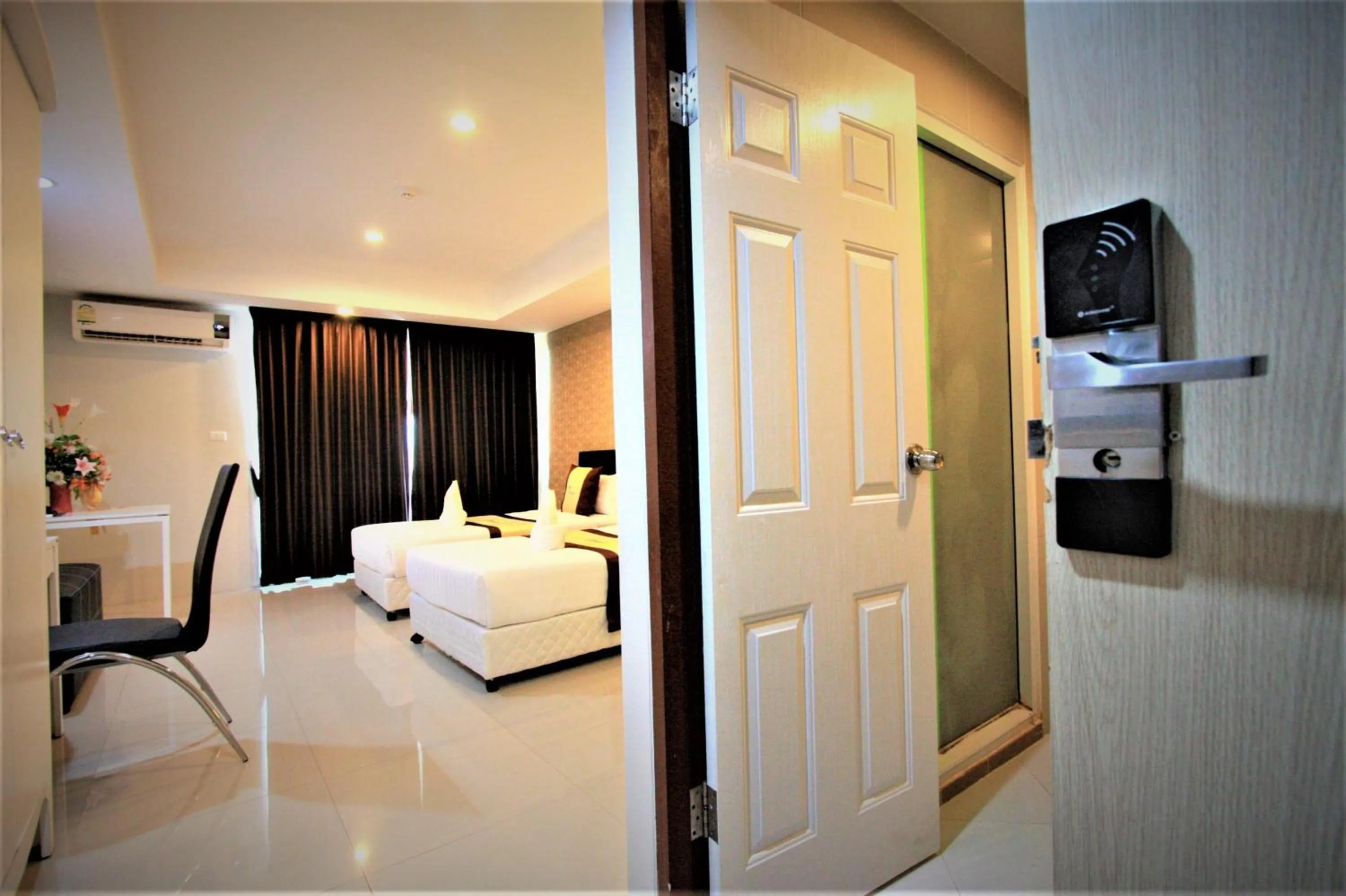 Photo of the whole room, Bed in Retreat Resort Pattaya