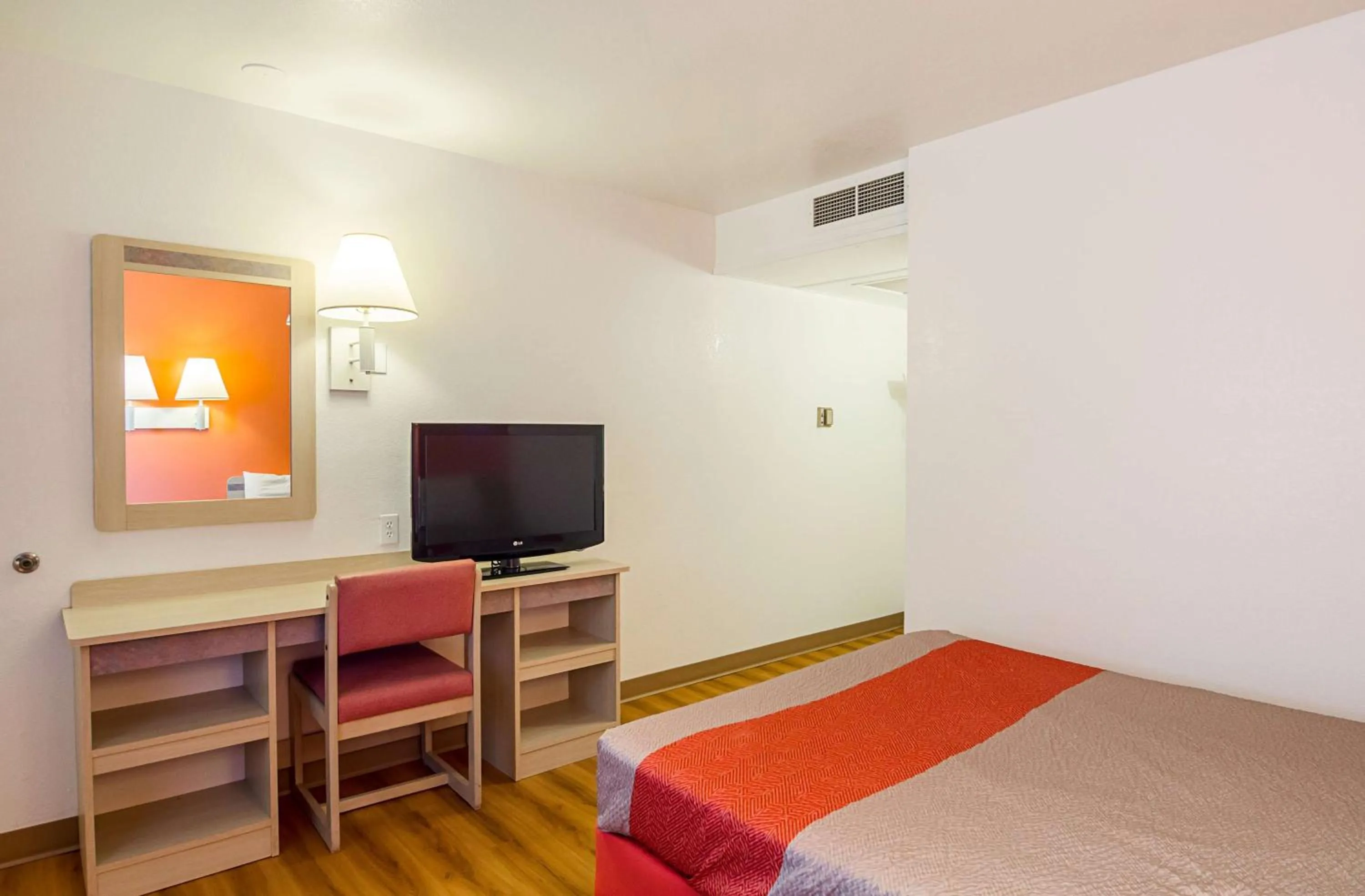 TV and multimedia, Bed in Motel 6-Laramie, WY