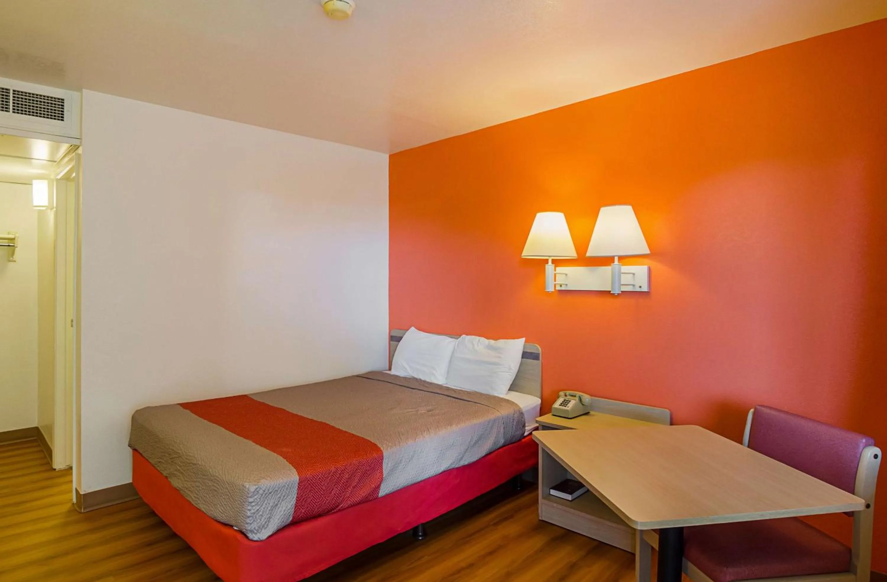 Photo of the whole room, Bed in Motel 6-Laramie, WY