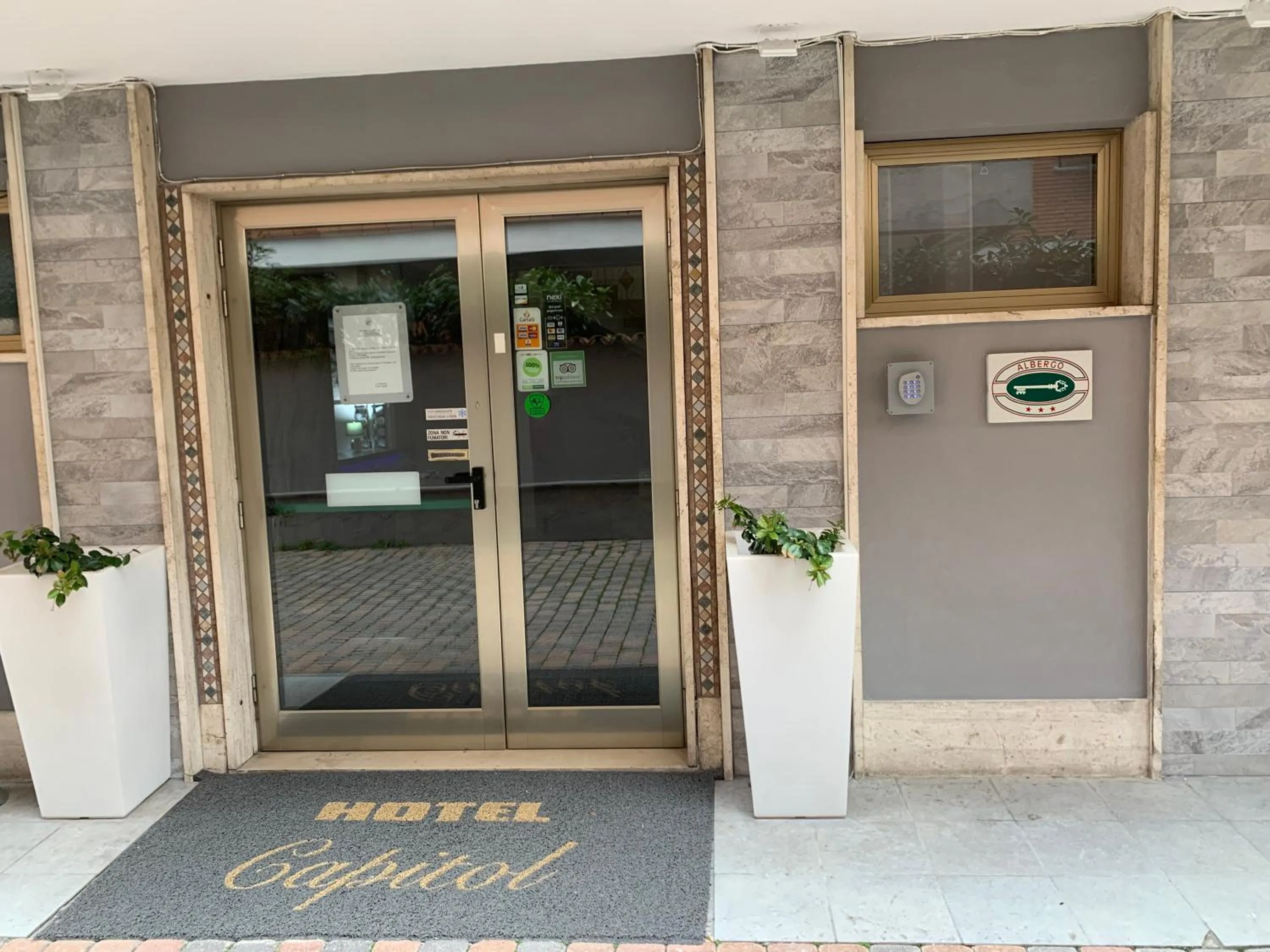 Facade/entrance in Hotel Capitol