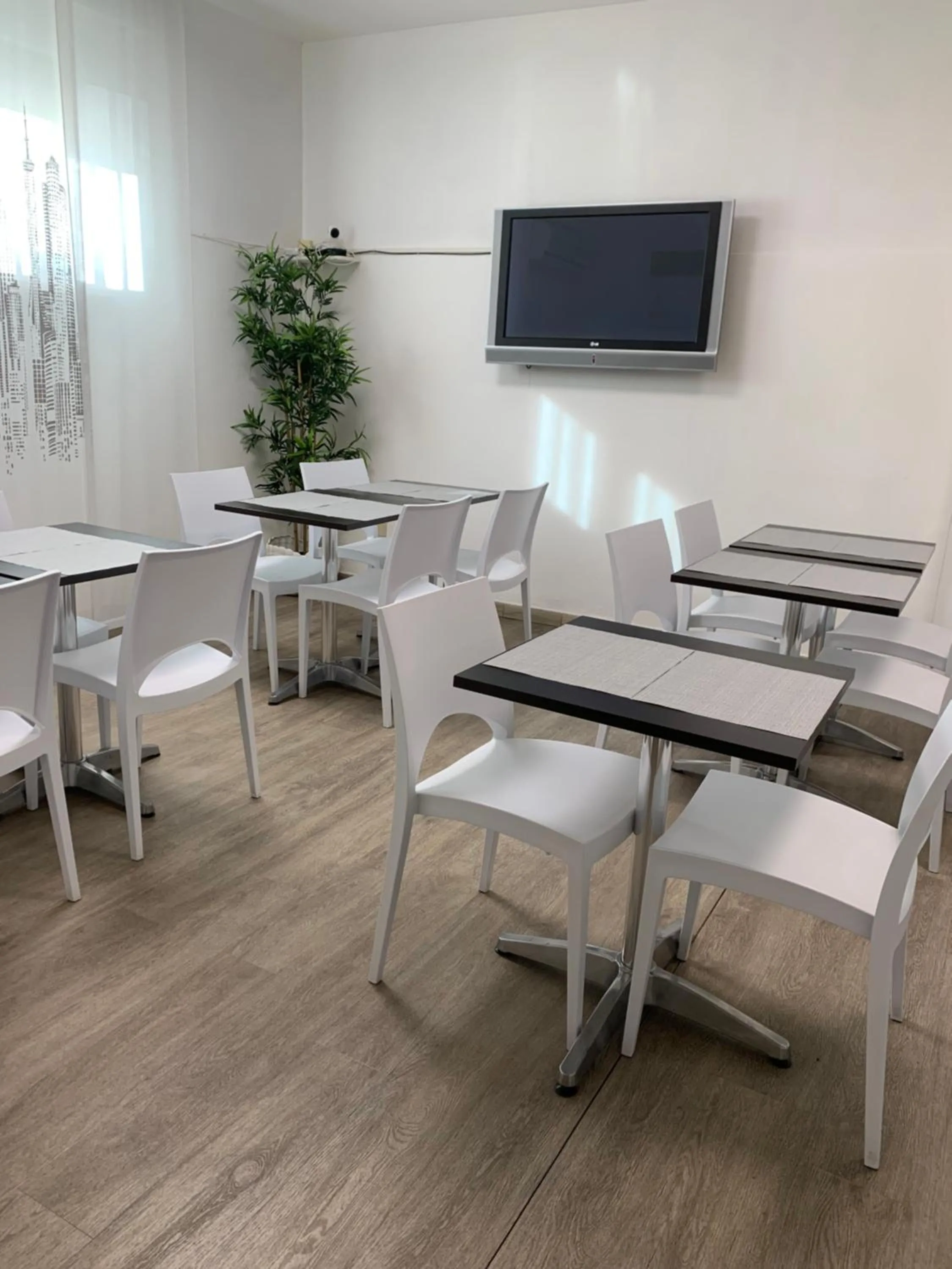 Restaurant/places to eat in Hotel Capitol