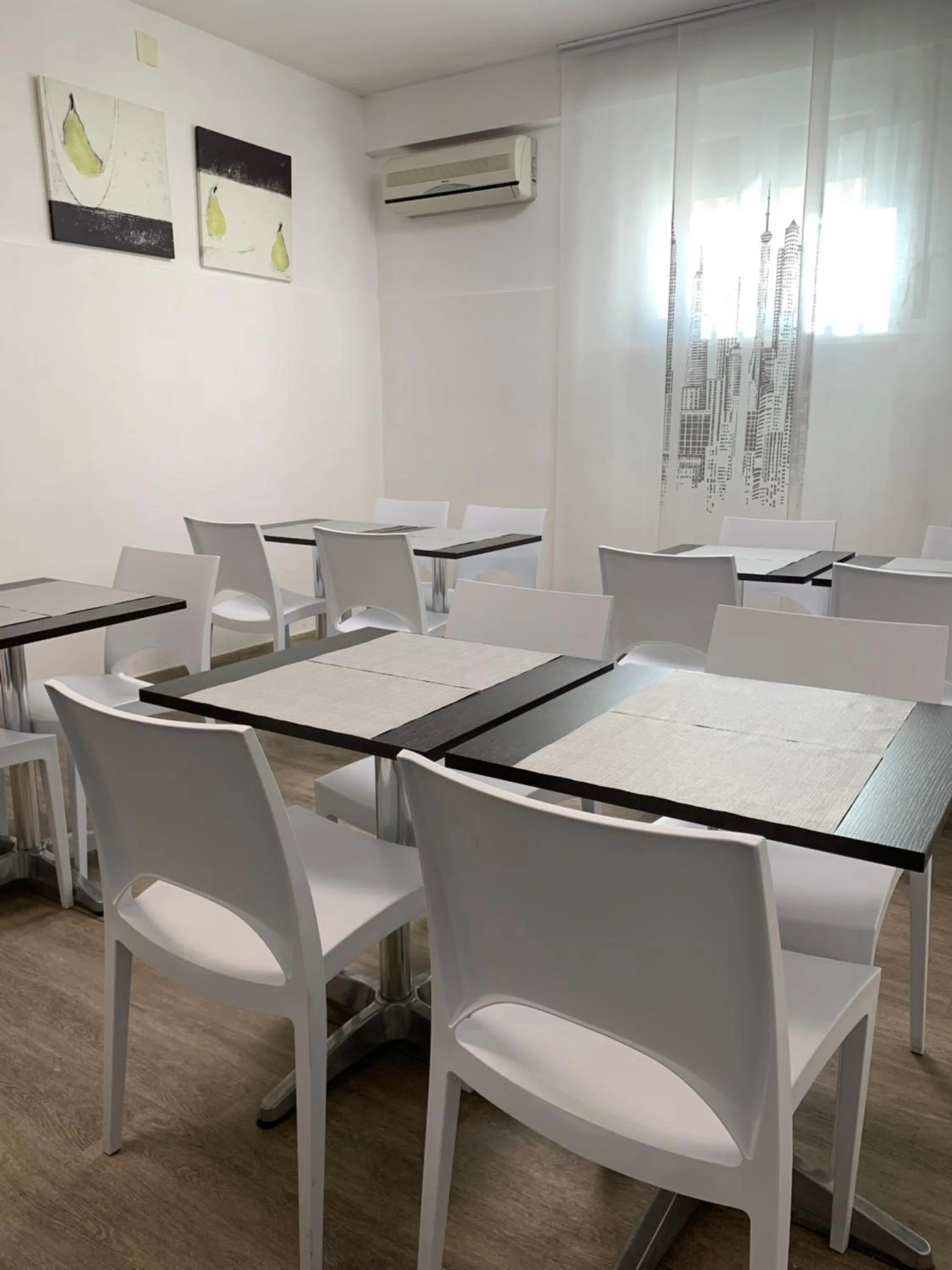 Restaurant/places to eat in Hotel Capitol