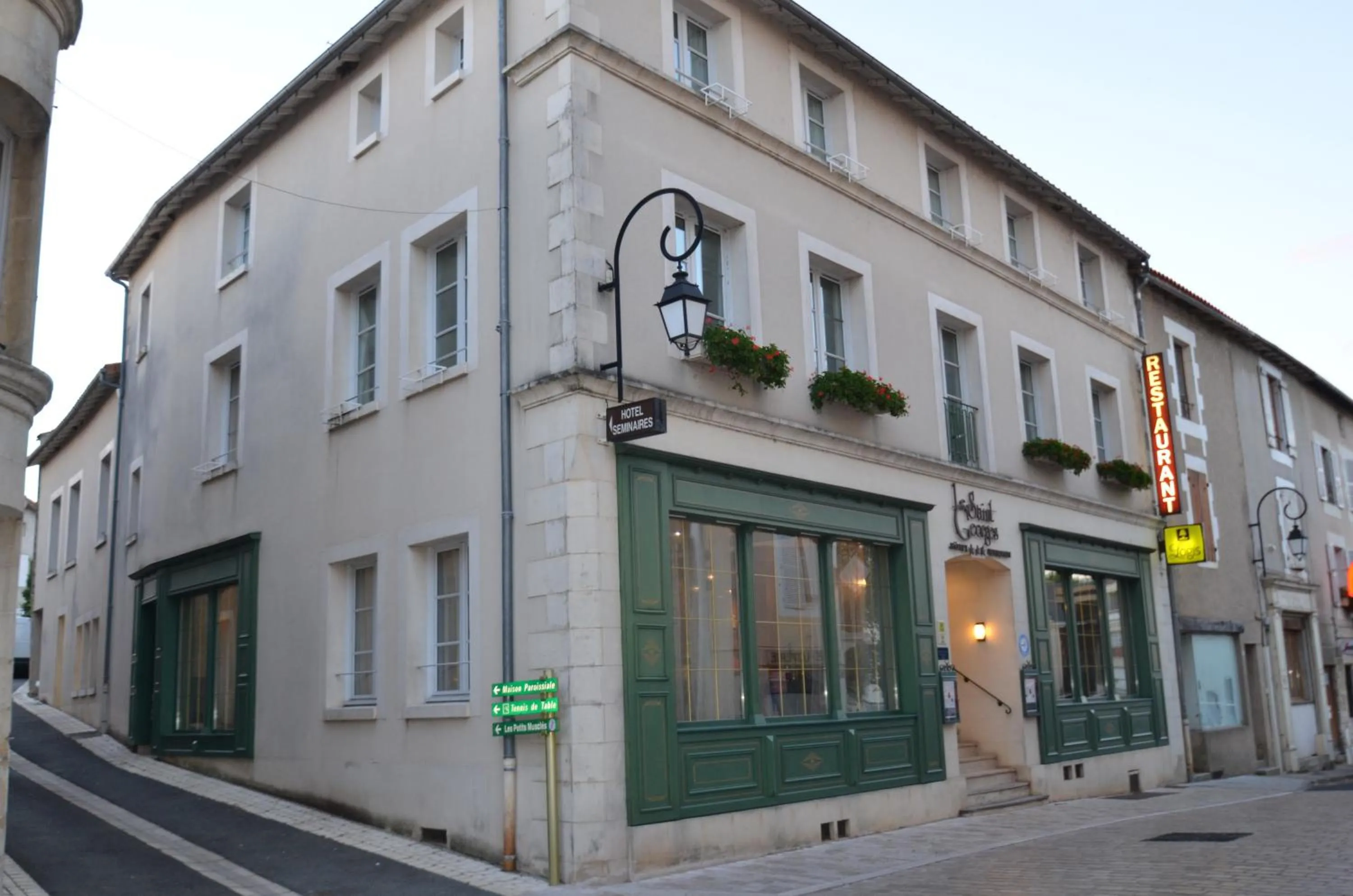 Facade/entrance in Logis Hôtel Le Saint Georges