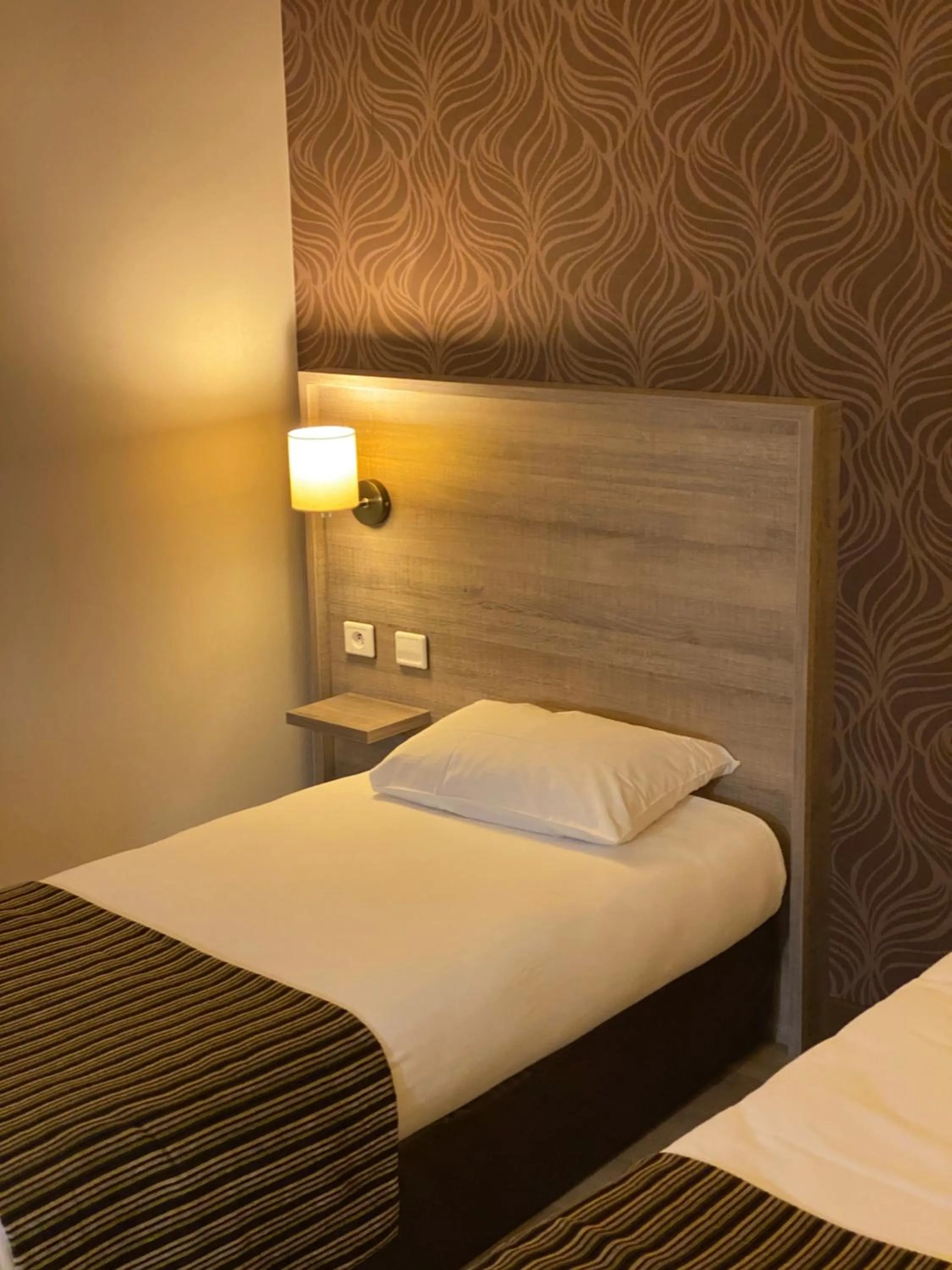 Bed in Logis Hôtel Le Saint Georges